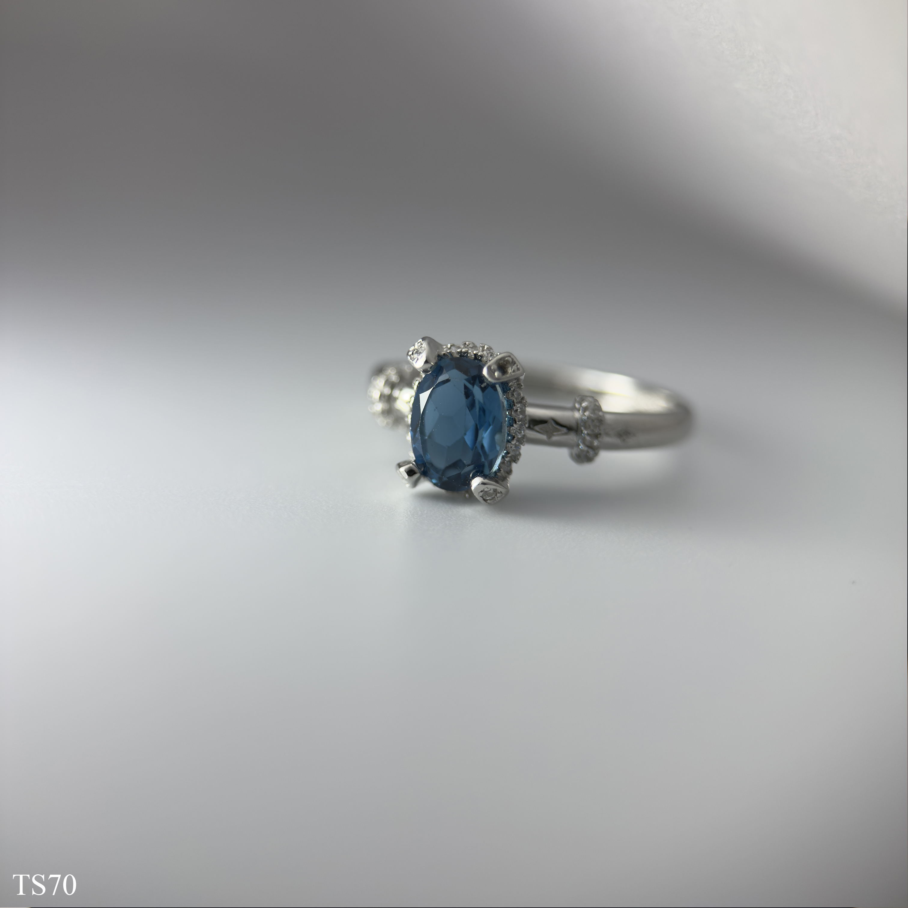 Nhẫn Topaz Xanh Ovan Facet Bạc 925 Dành Cho Nữ