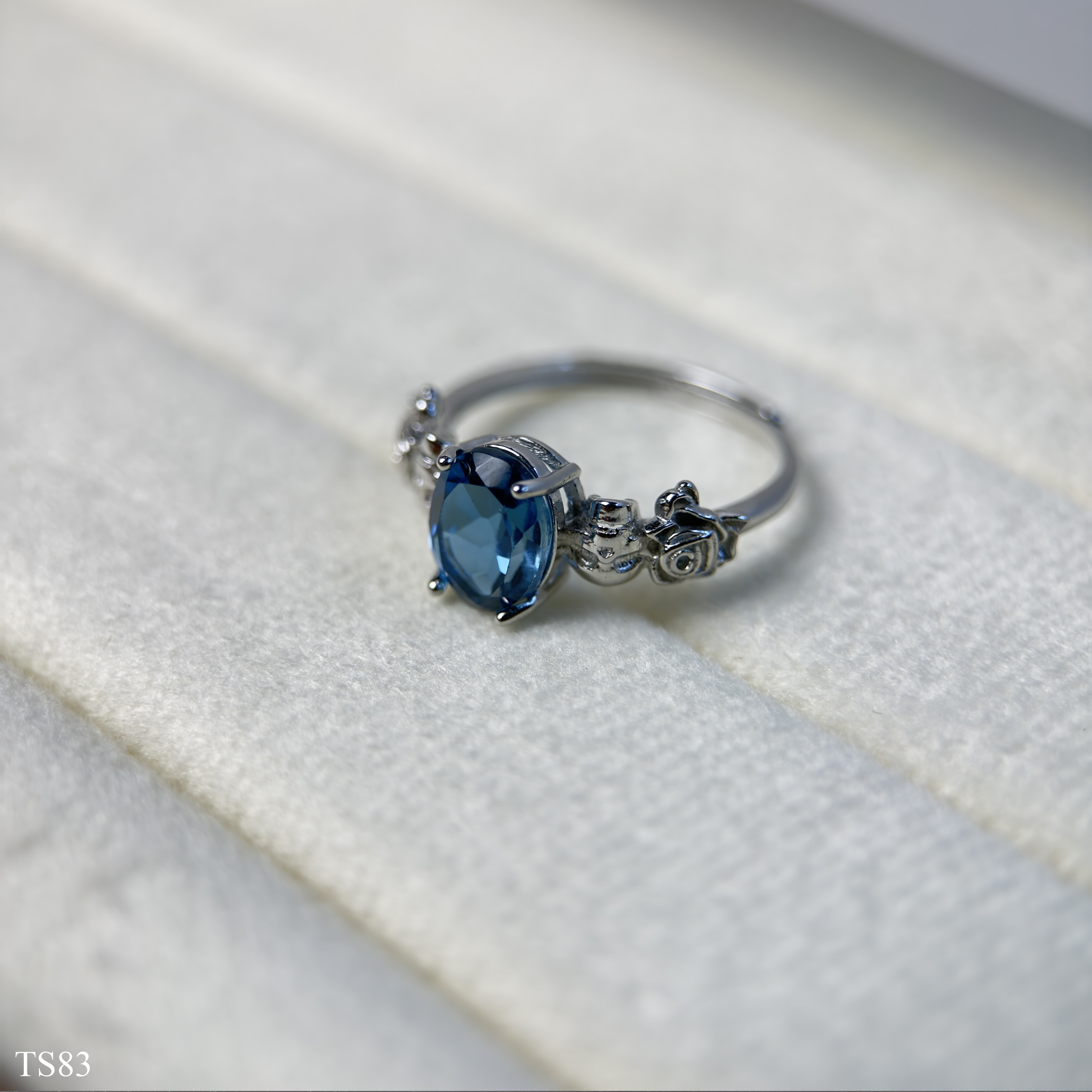 Nhẫn Nữ Hình Oval Cắt Facet Topaz Xanh Dương Freesize