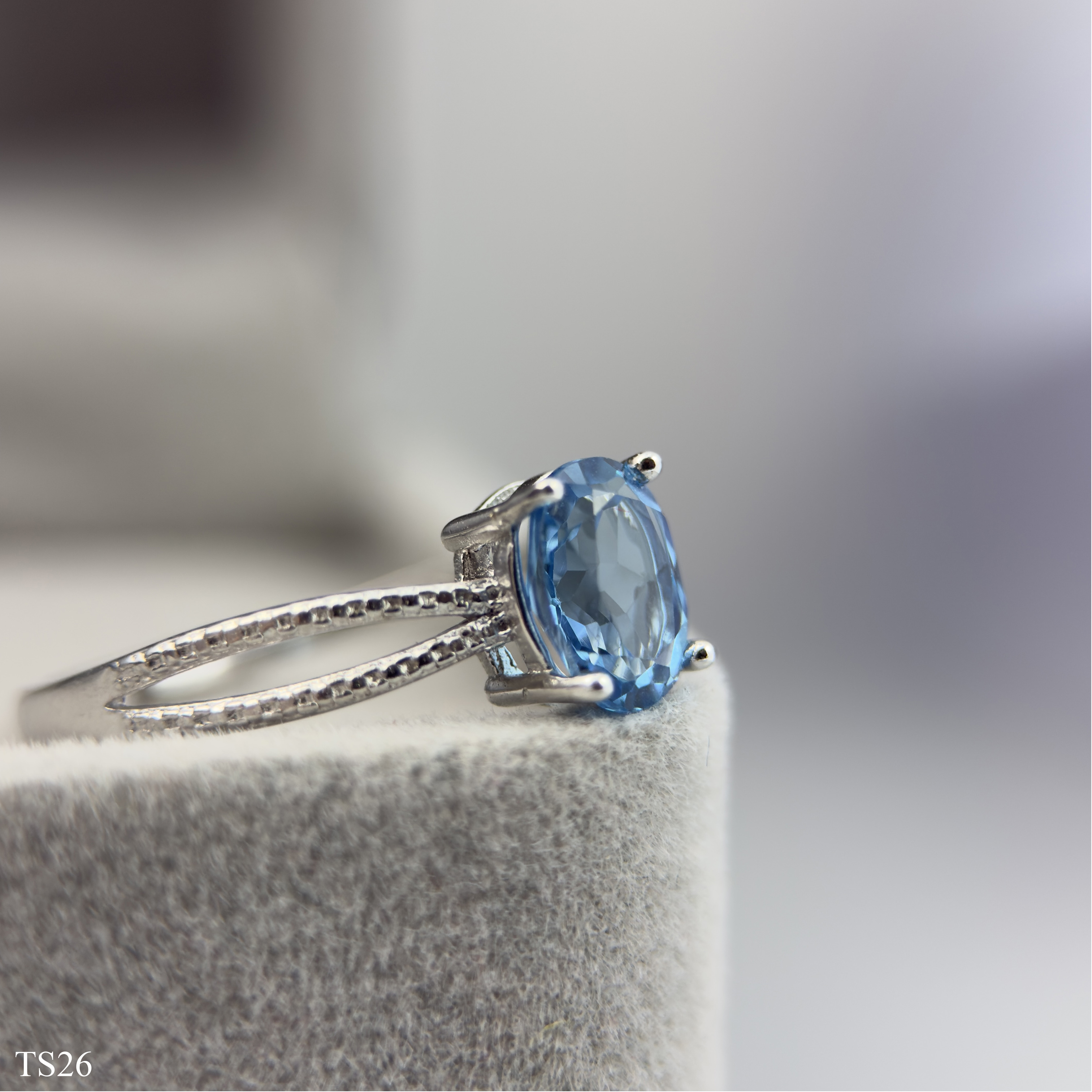 Nhẫn Nữ Topaz Xanh Dương Hình Oval Cắt Giác Facet