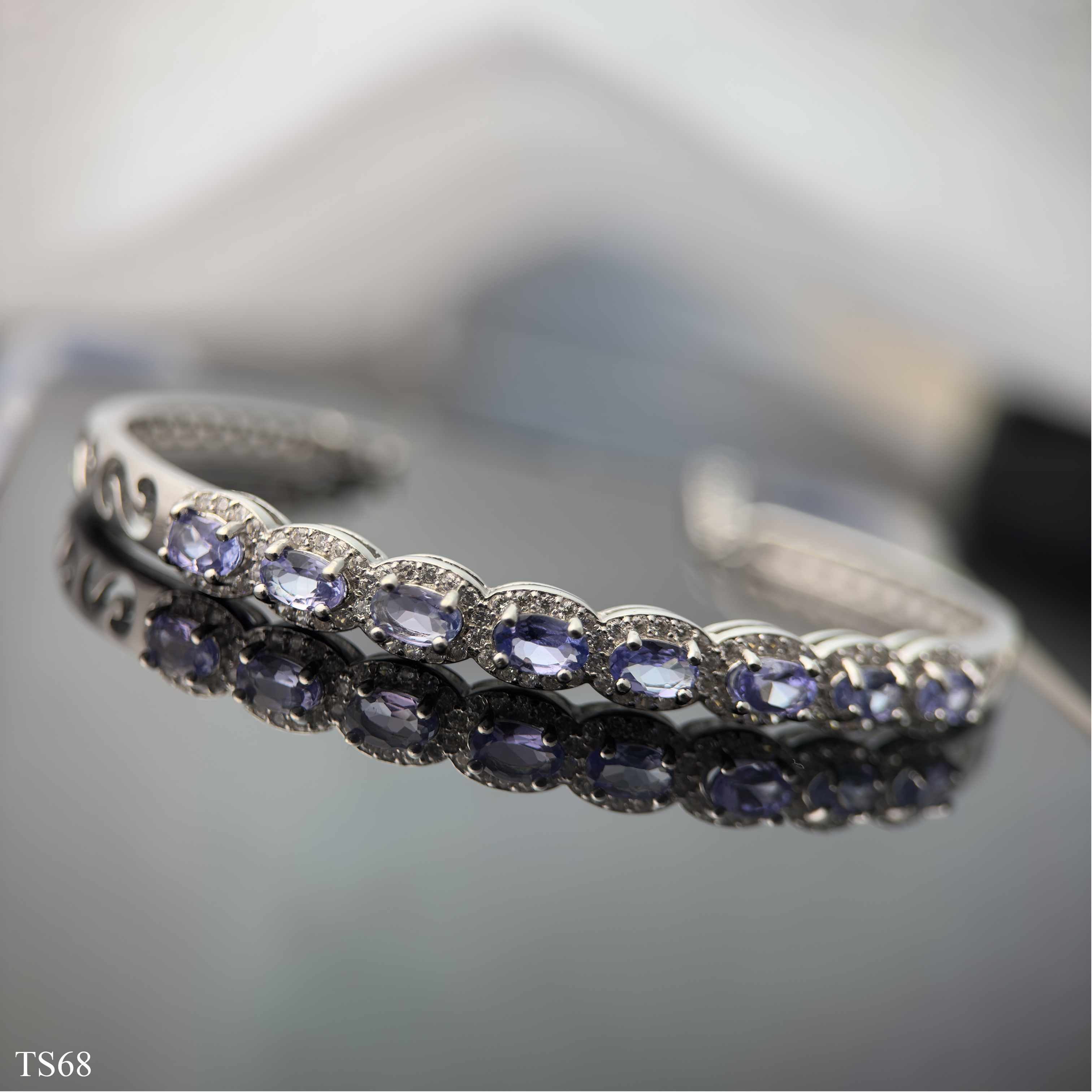 Lắc Bạc Liền Khối 925 Với Đá Tanzanite Quý Phái