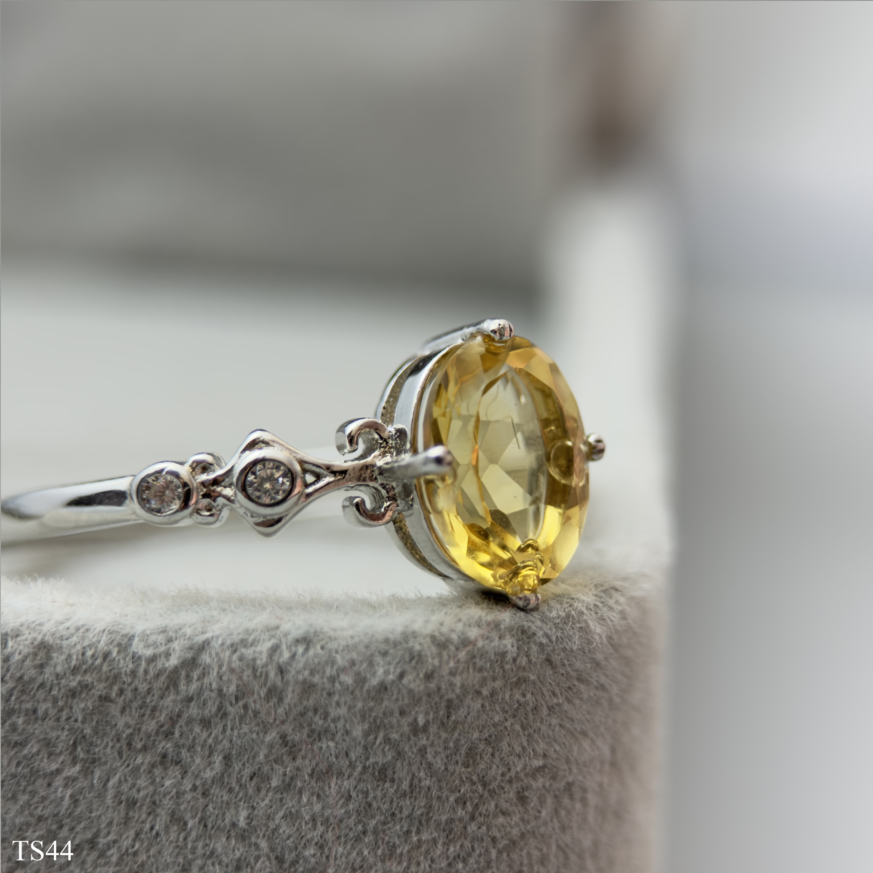 Nhẫn Nữ Citrin Thạch Anh Vàng Cắt Giác Sang Trọng