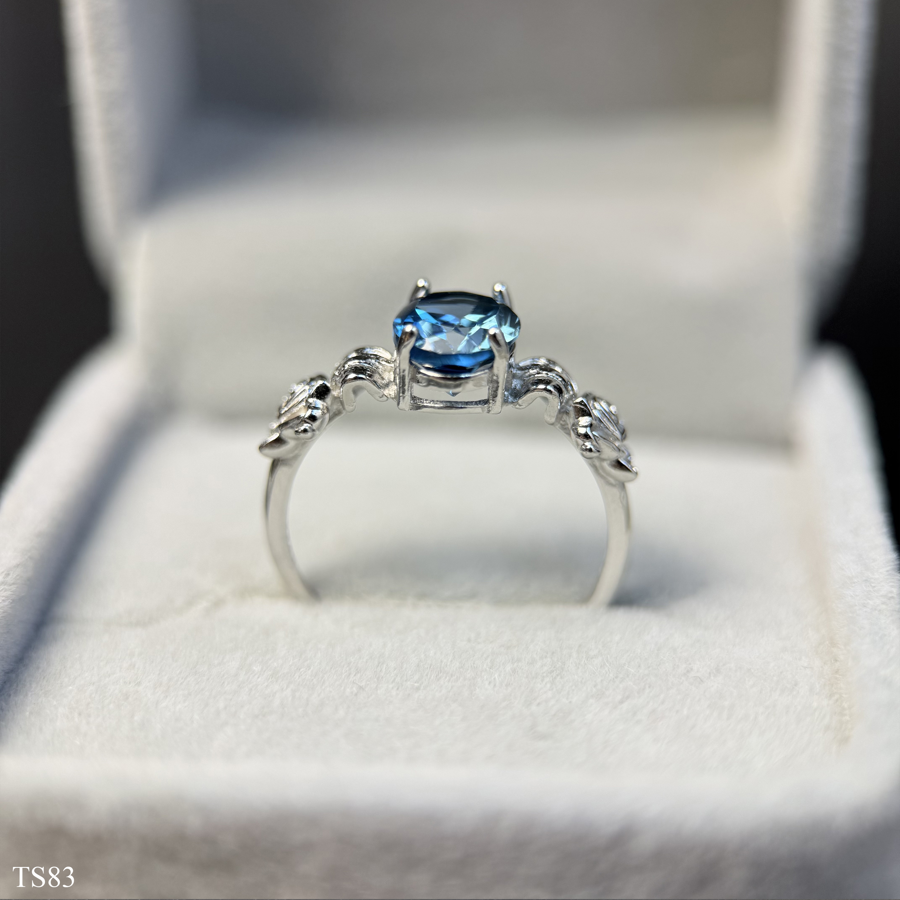 Nhẫn Nữ Hình Oval Cắt Facet Topaz Xanh Dương Freesize