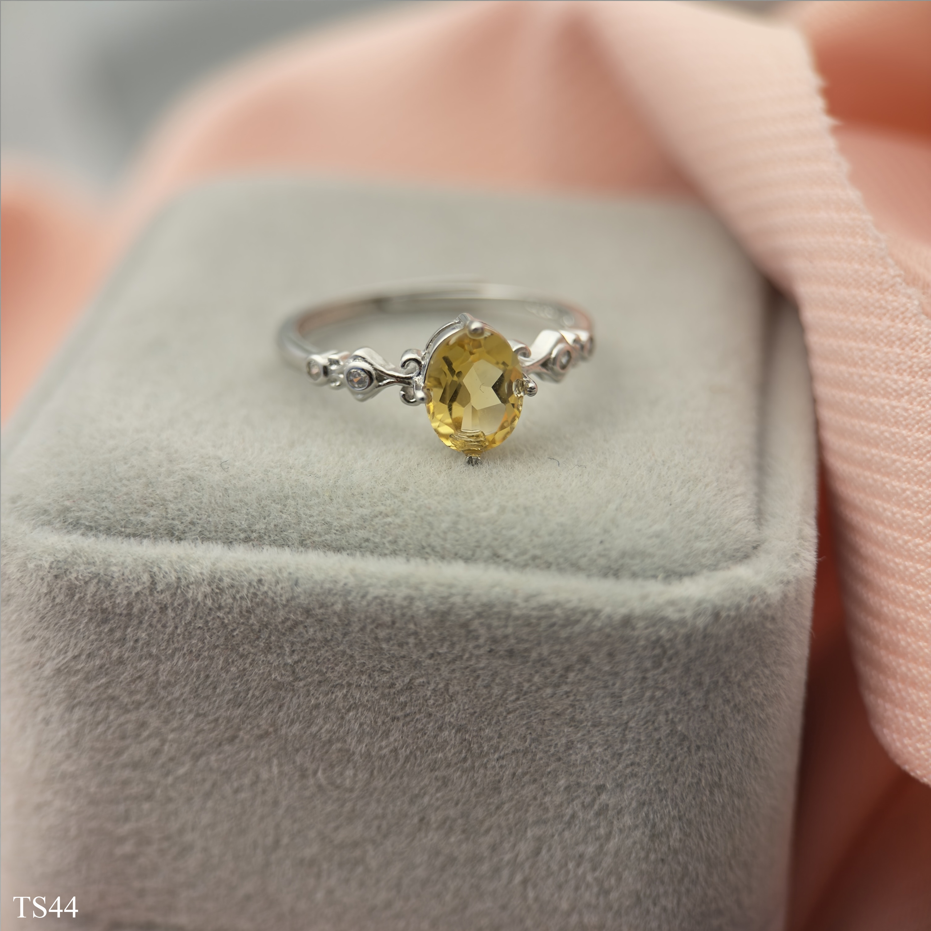 Nhẫn Nữ Citrin Thạch Anh Vàng Cắt Giác Sang Trọng