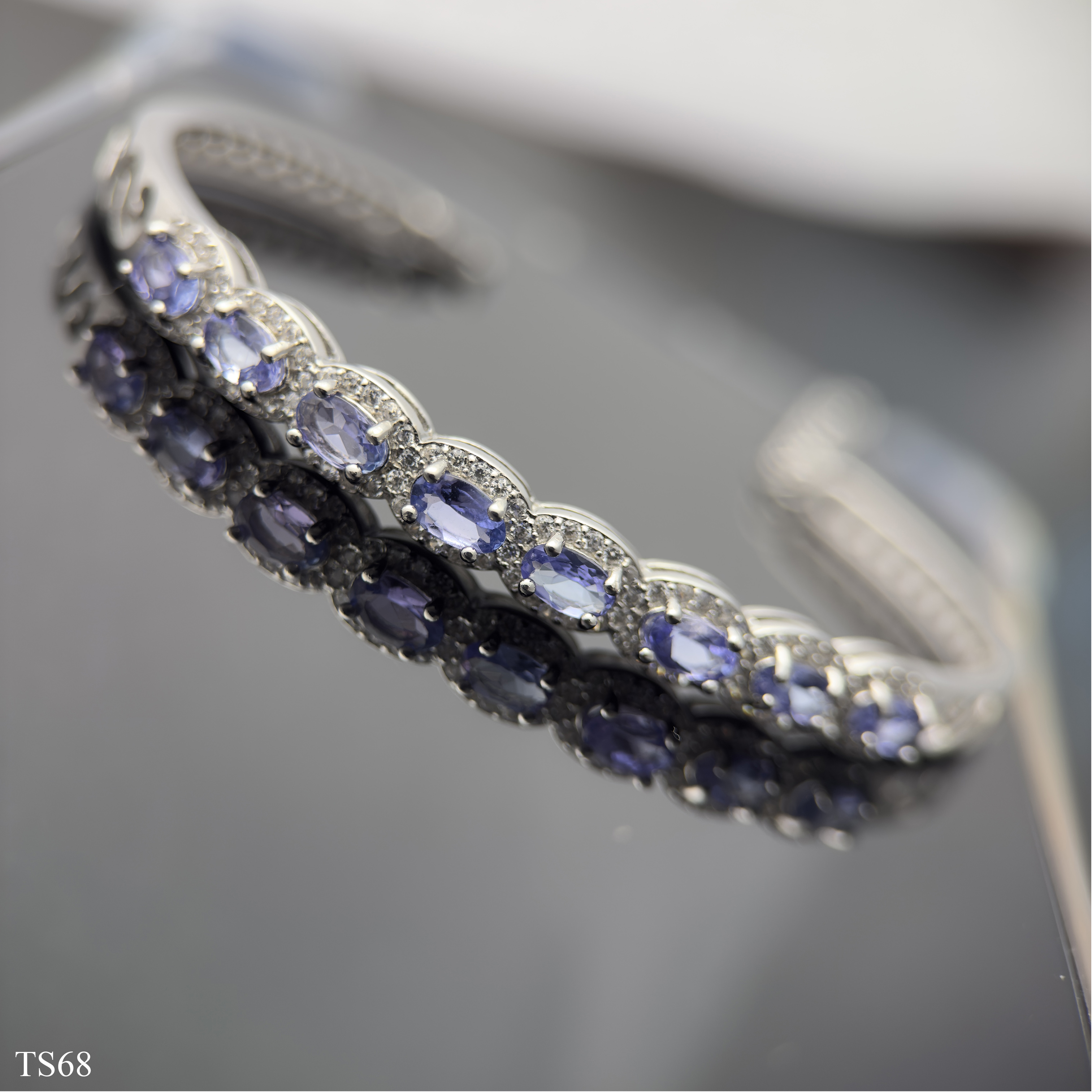 Lắc Bạc Liền Khối 925 Với Đá Tanzanite Quý Phái