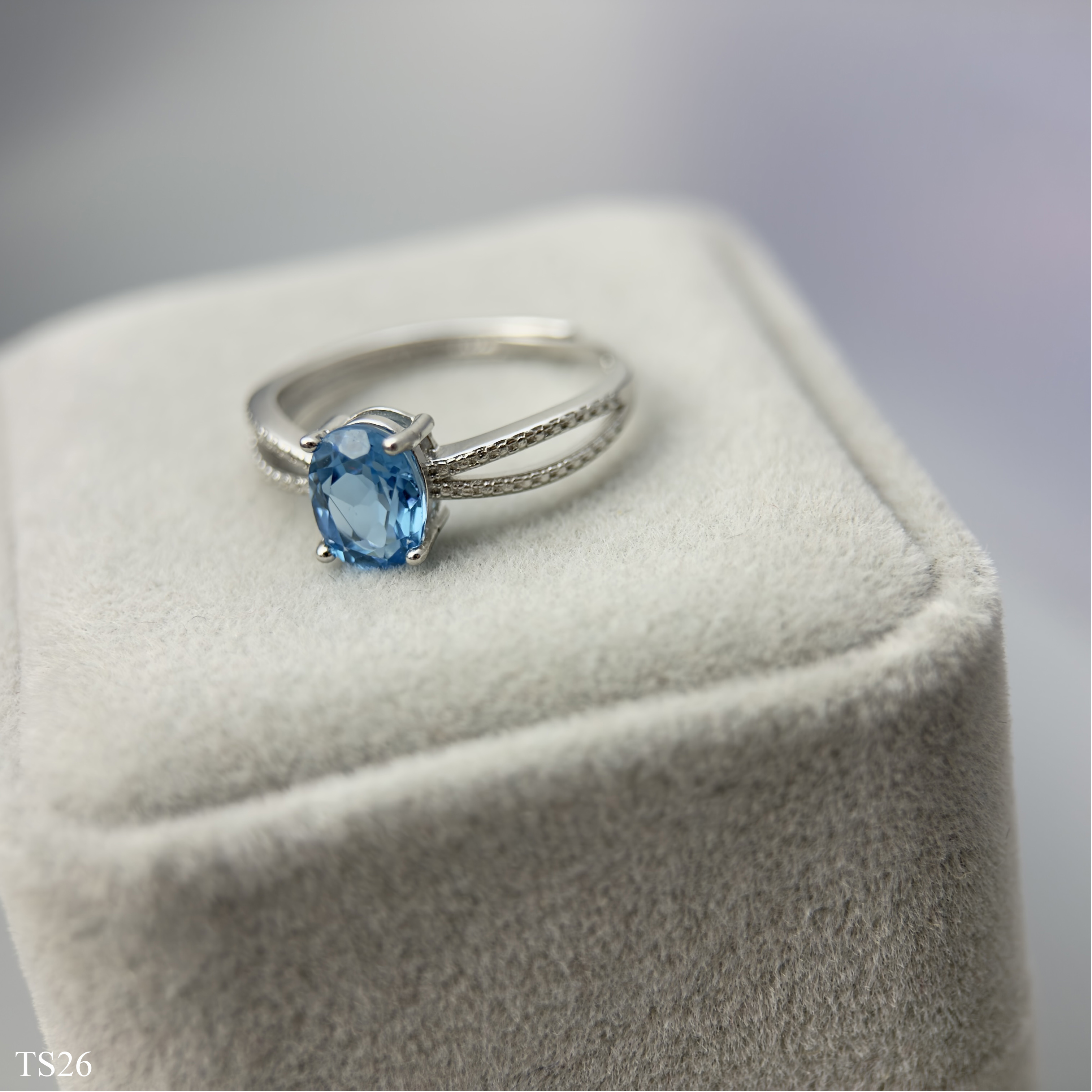 Nhẫn Nữ Topaz Xanh Dương Hình Oval Cắt Giác Facet