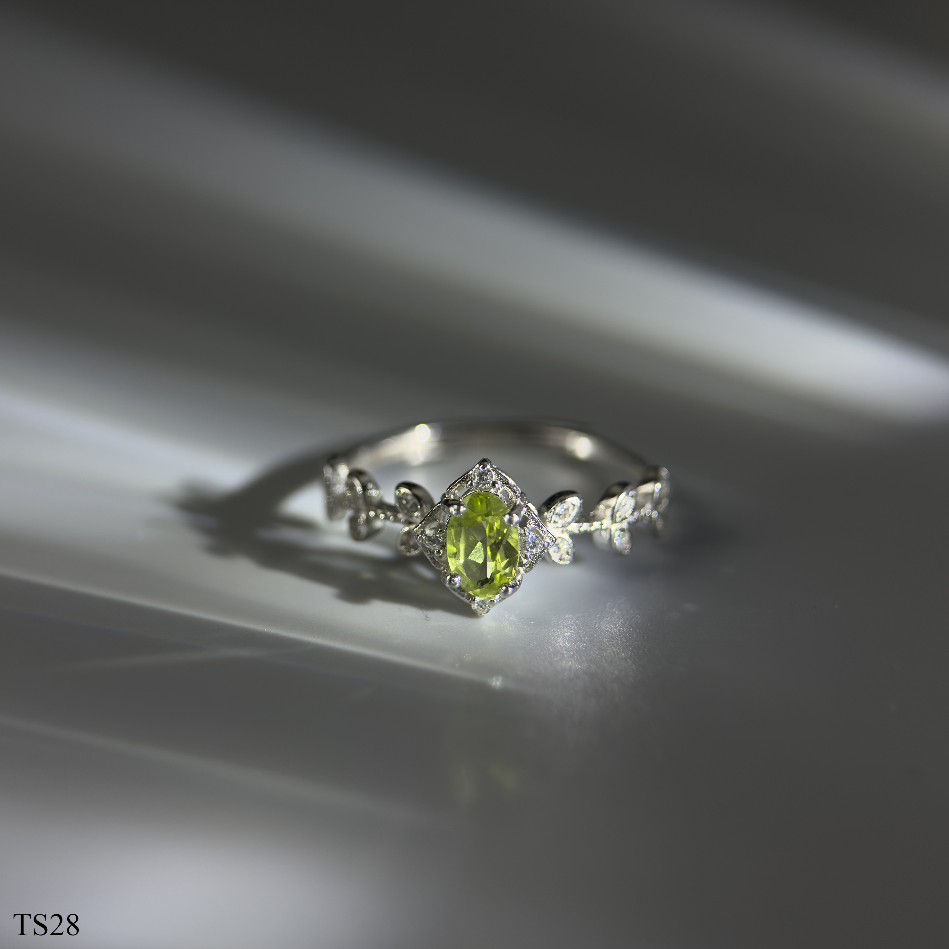 Nhẫn Nữ Peridot Thiên Nhiên Bạc 925 Facet