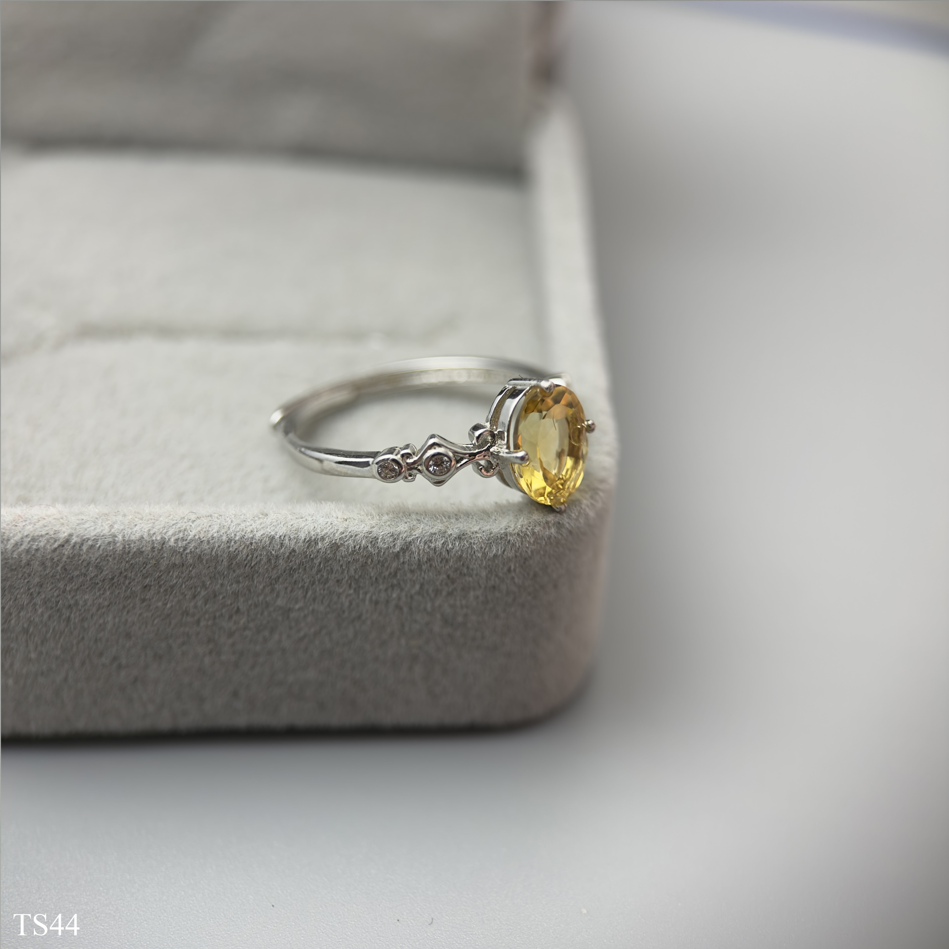 Nhẫn Nữ Citrin Thạch Anh Vàng Cắt Giác Sang Trọng