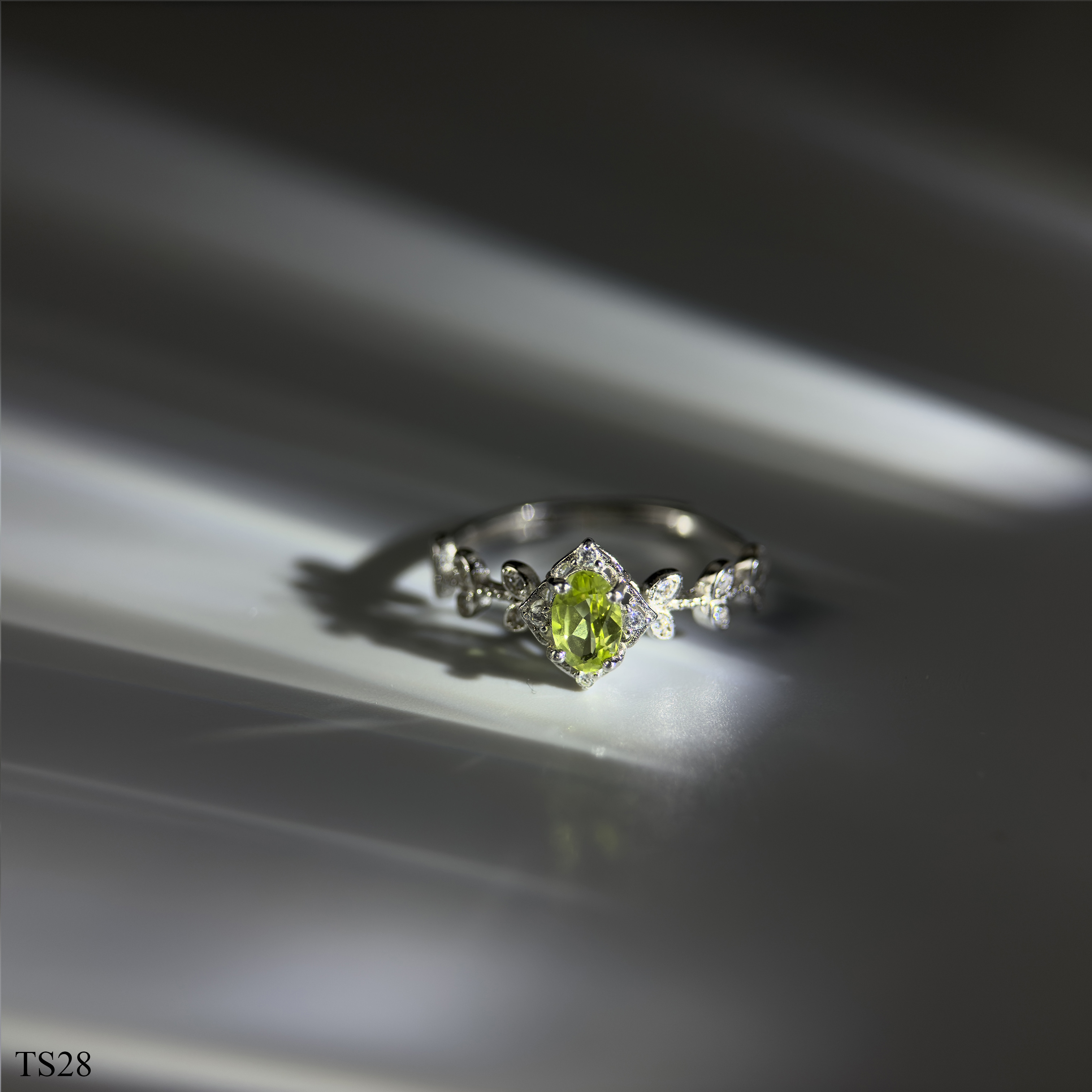 Nhẫn Nữ Peridot Thiên Nhiên Bạc 925 Facet
