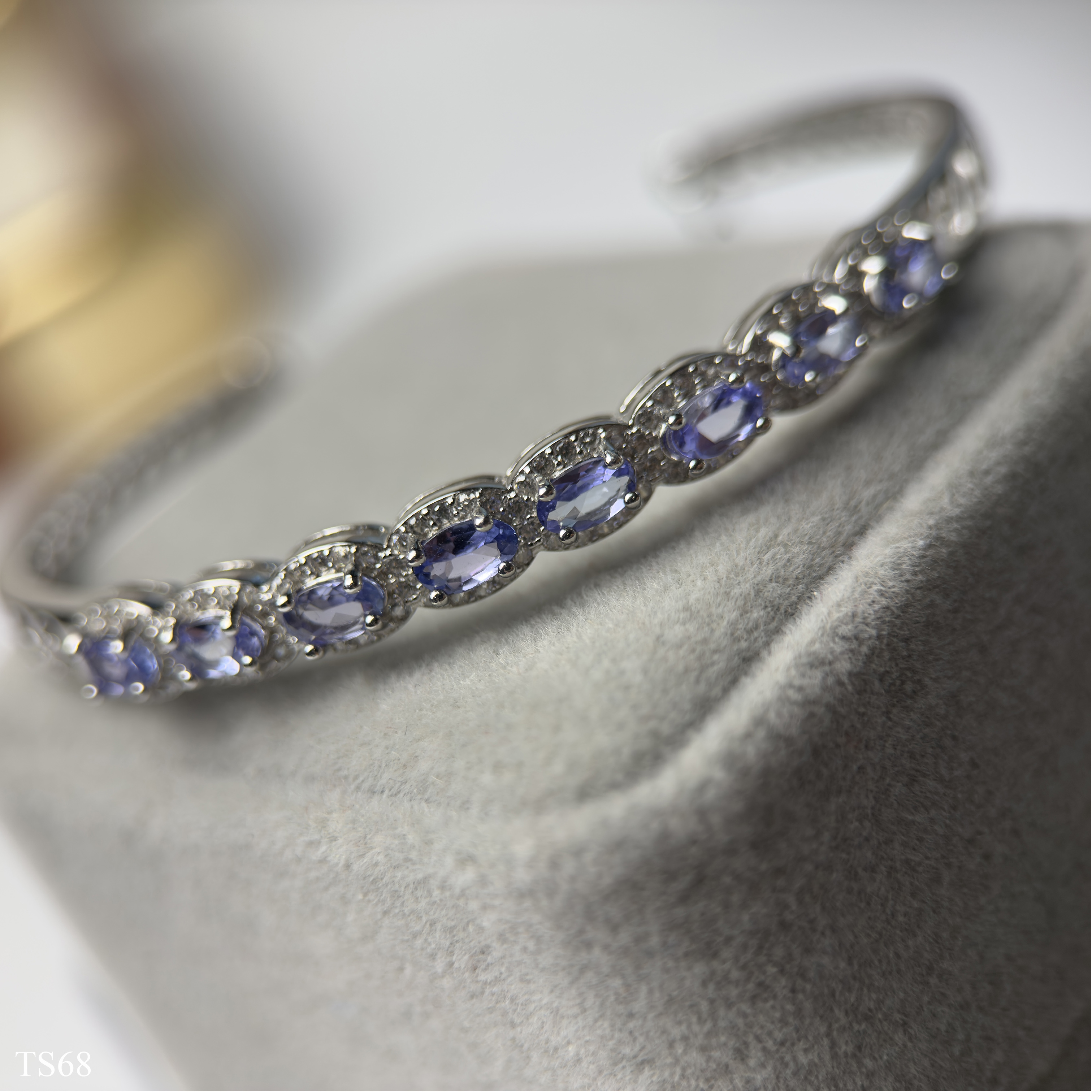 Lắc Bạc Liền Khối 925 Với Đá Tanzanite Quý Phái