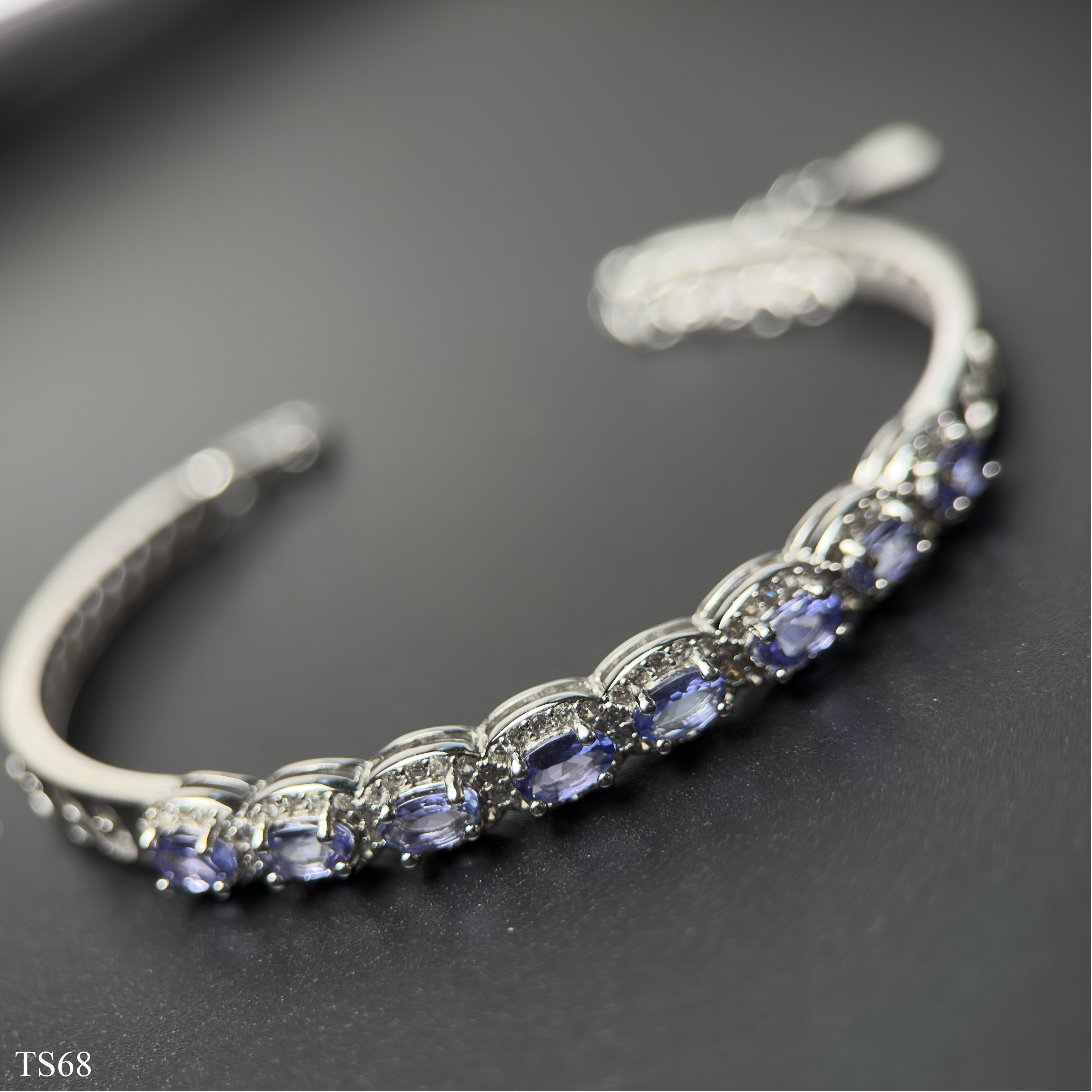 Lắc Bạc Liền Khối 925 Với Đá Tanzanite Quý Phái