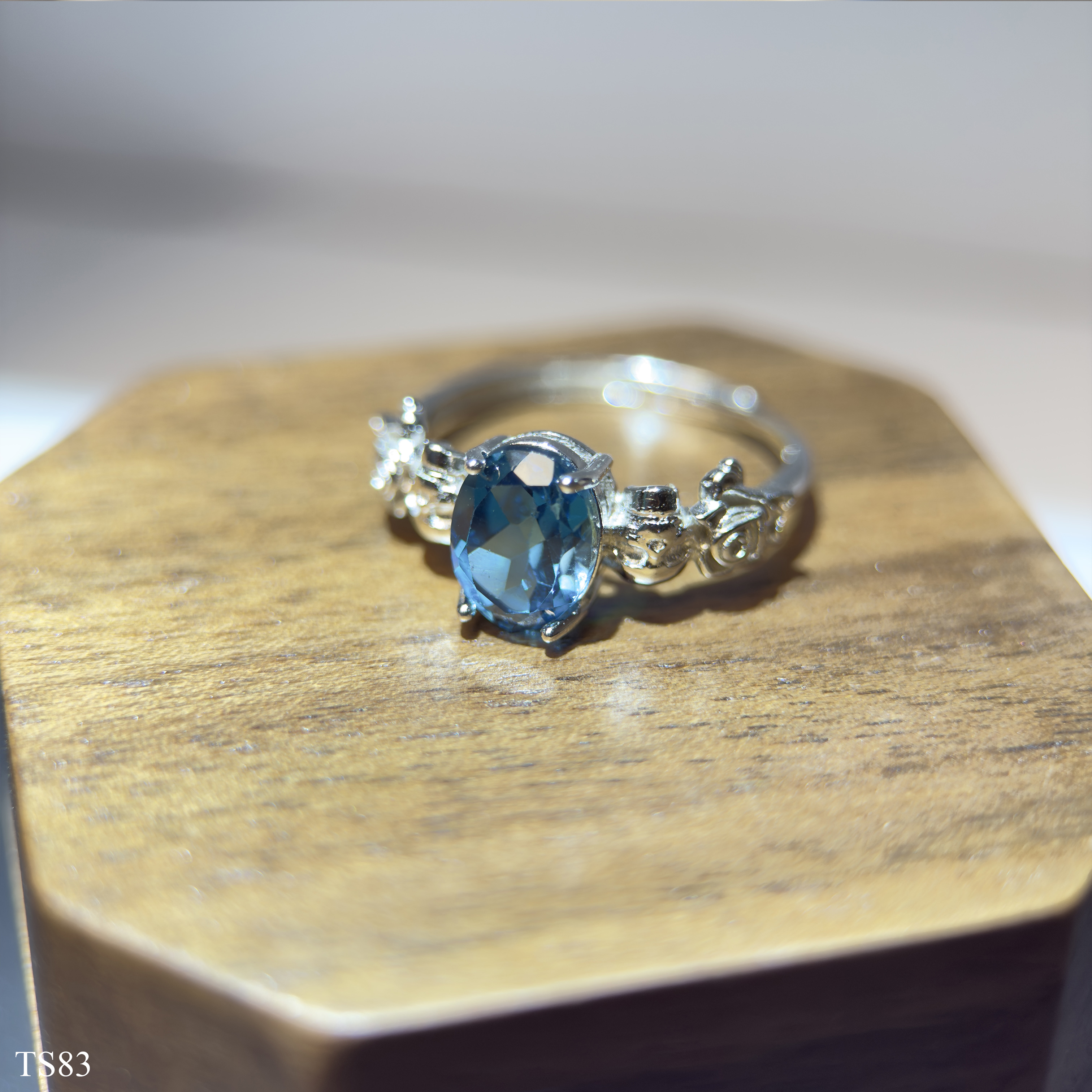 Nhẫn Nữ Hình Oval Cắt Facet Topaz Xanh Dương Freesize