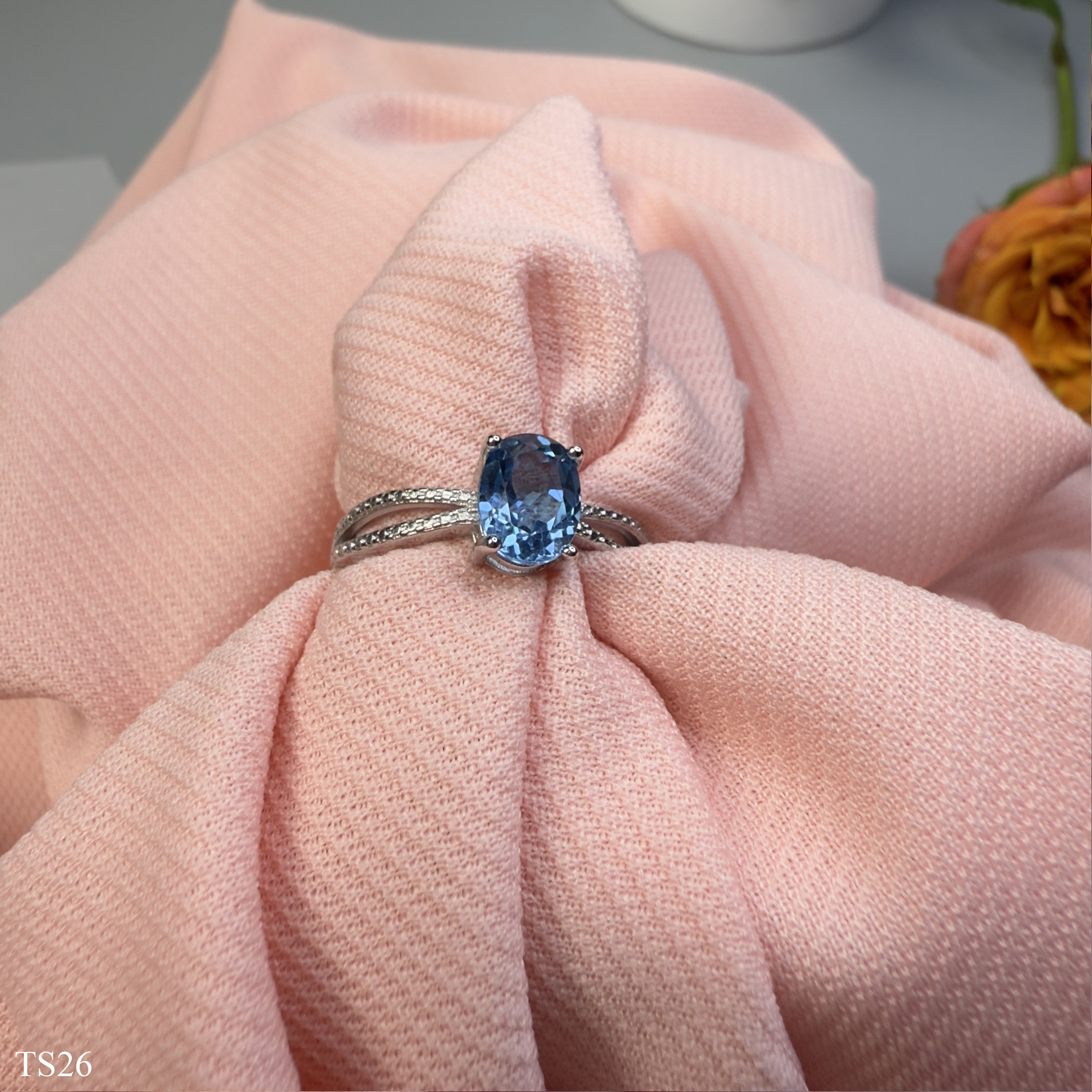 Nhẫn Nữ Topaz Xanh Dương Hình Oval Cắt Giác Facet