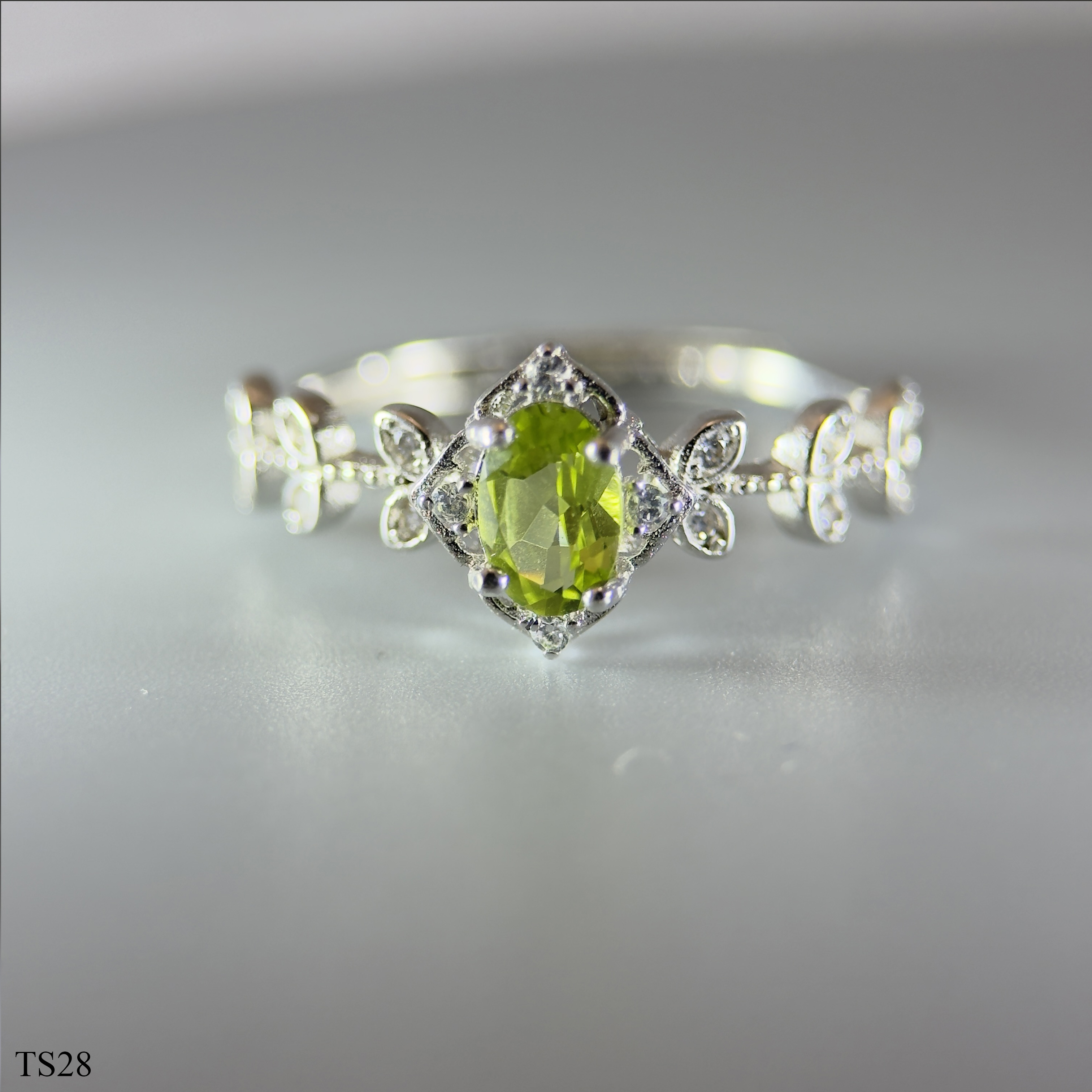 Nhẫn Nữ Peridot Thiên Nhiên Bạc 925 Facet