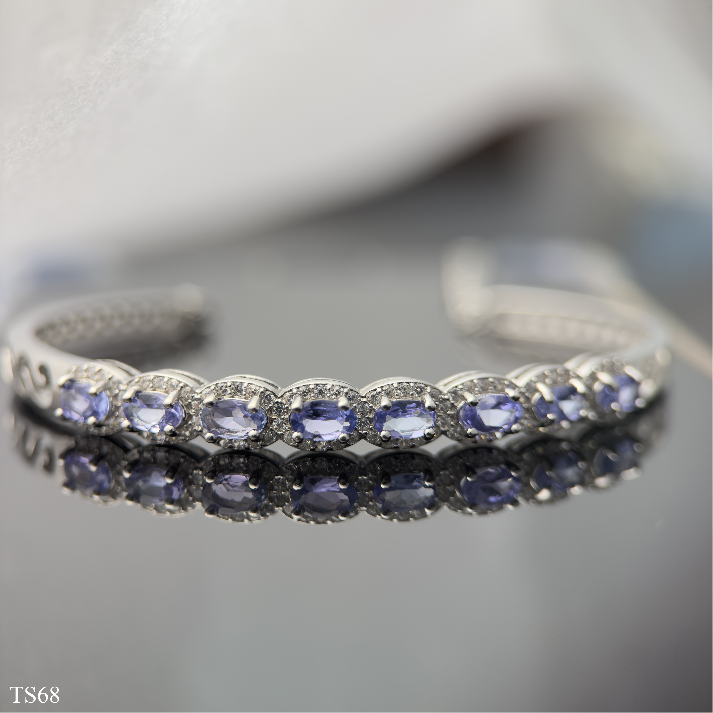 Lắc Bạc Liền Khối 925 Với Đá Tanzanite Quý Phái