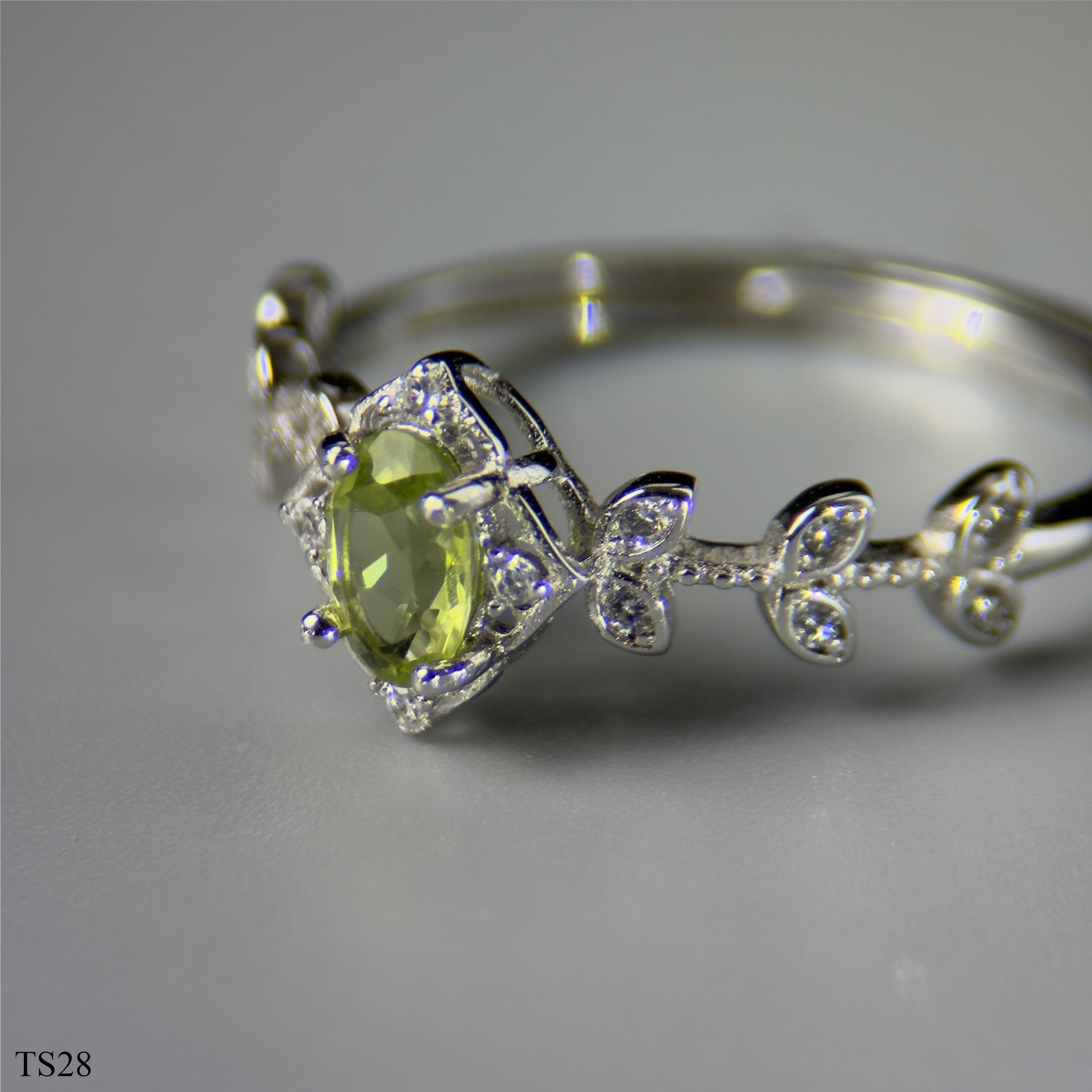 Nhẫn Nữ Peridot Thiên Nhiên Bạc 925 Facet
