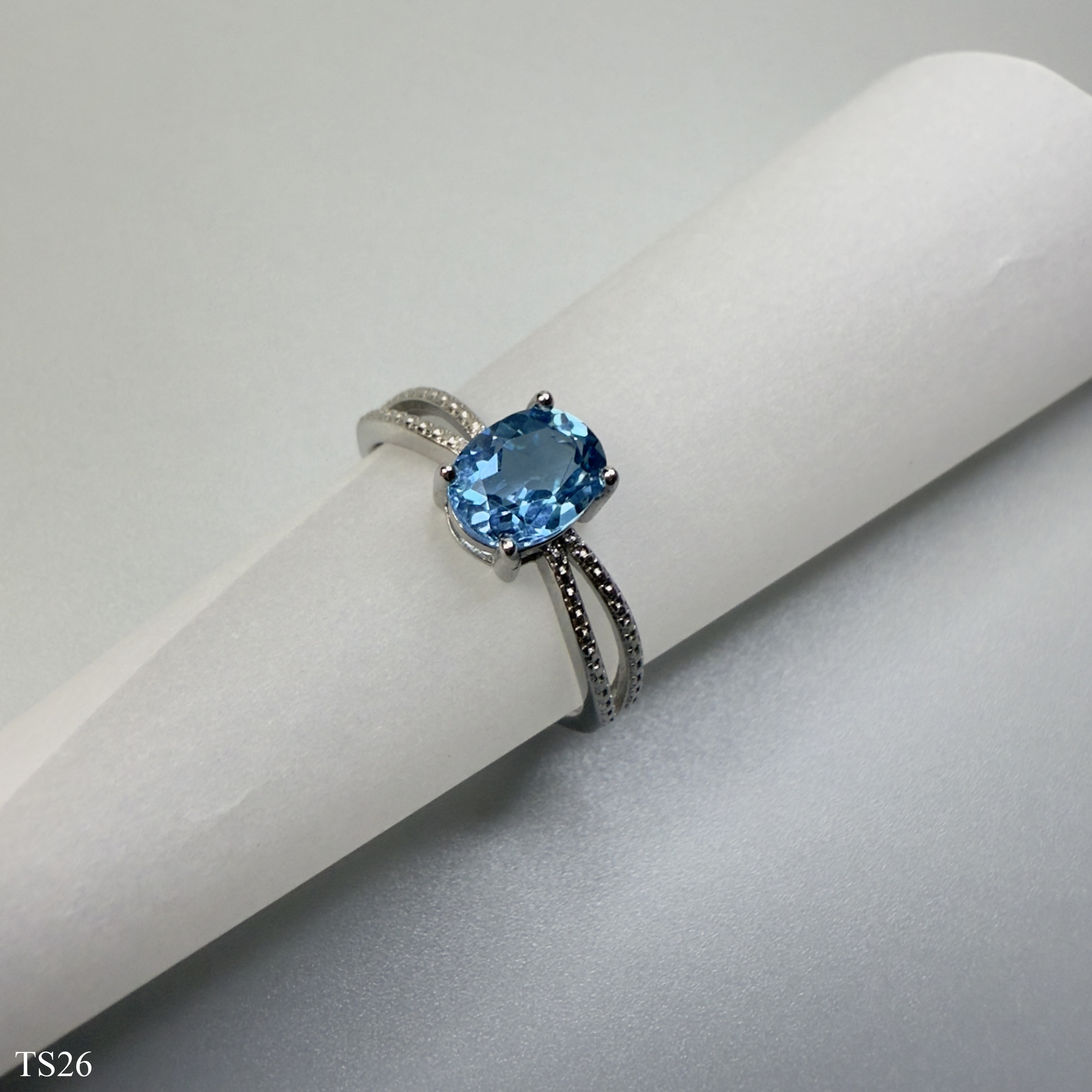 Nhẫn Nữ Topaz Xanh Dương Hình Oval Cắt Giác Facet