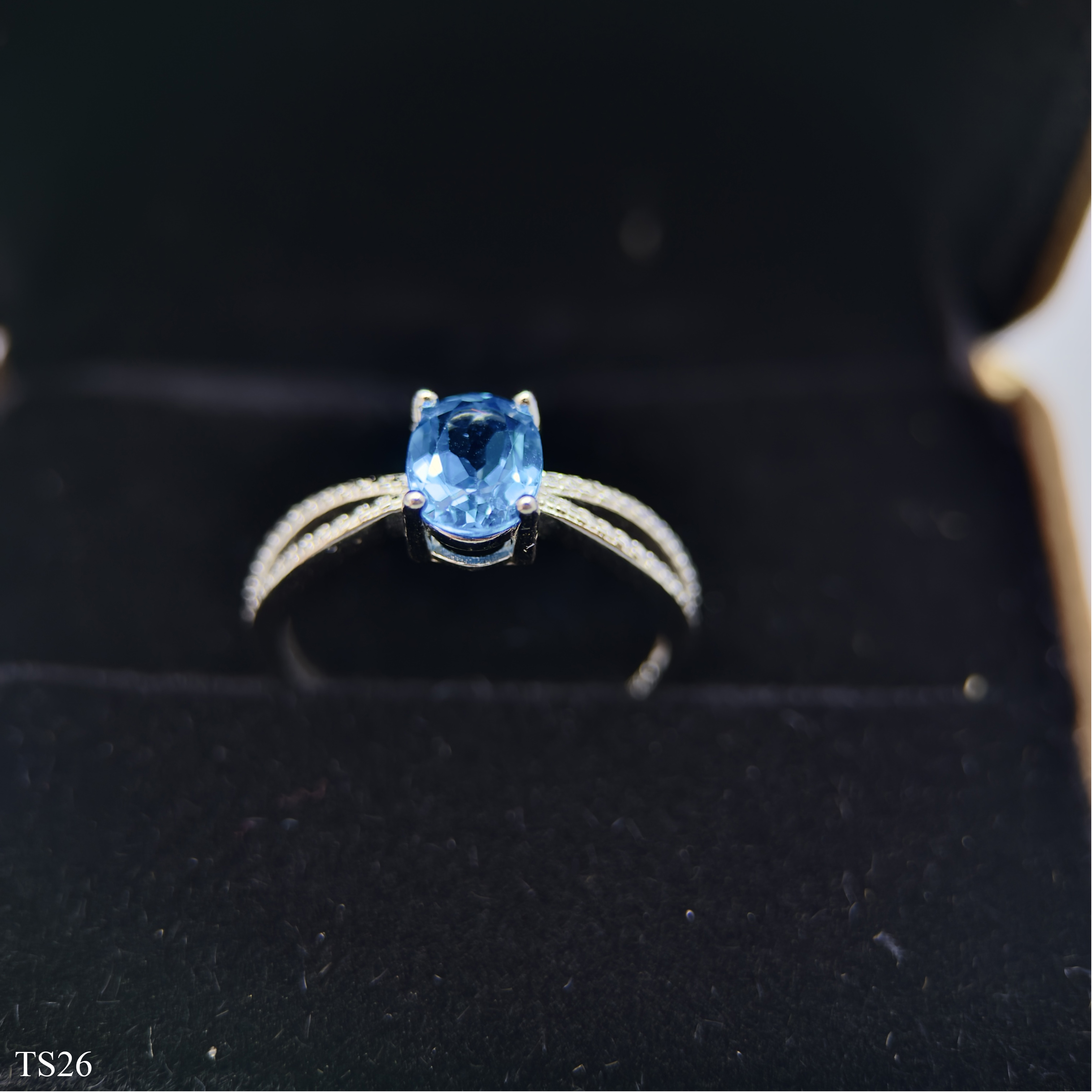 Nhẫn Nữ Topaz Xanh Dương Hình Oval Cắt Giác Facet