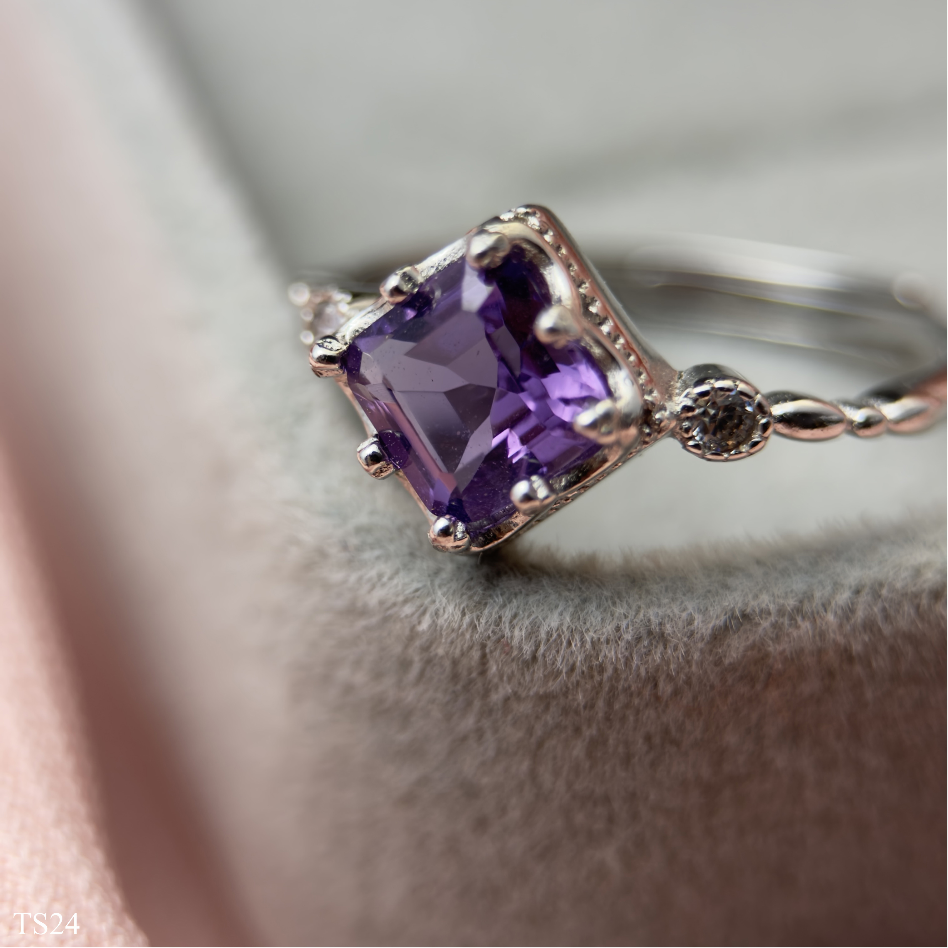 Nhẫn Nữ Bạc 925 Thạch Anh Tím Cắt Giác Facet