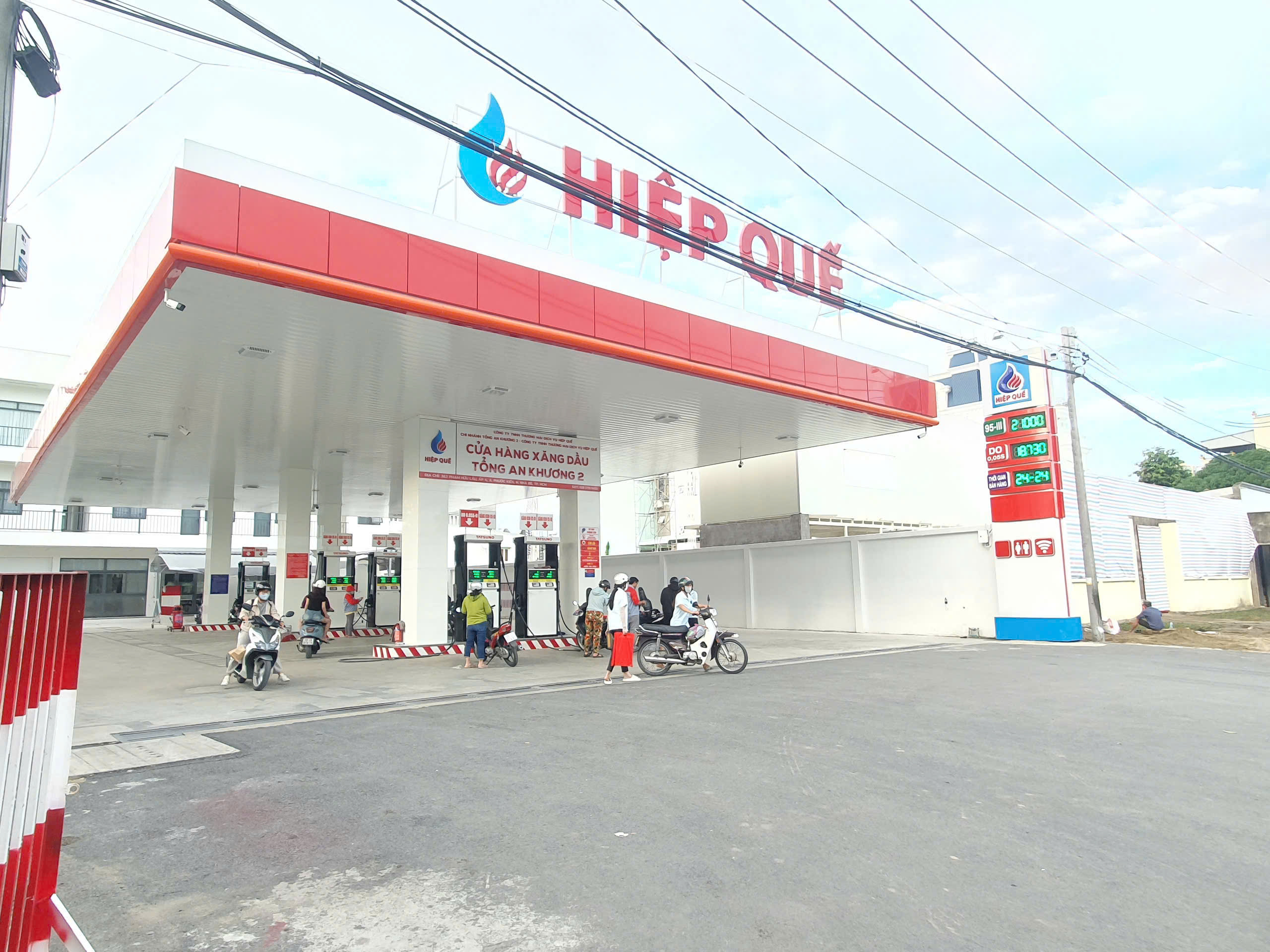 Lắp đặt bộ số và bảng giá nhiên liệu cho trạm xăng dầu Tổng An Khương - Phạm Hữu Lầu