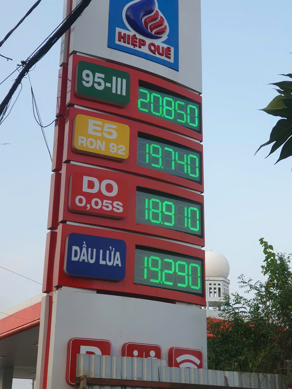 Lắp đặt bảng đèn LED điện tử hiển thị giá nhiên liệu
