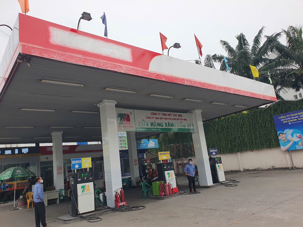 Thi công sơn, lắp, dán decal bảng hiệu quảng cáo trạm xăng dầu