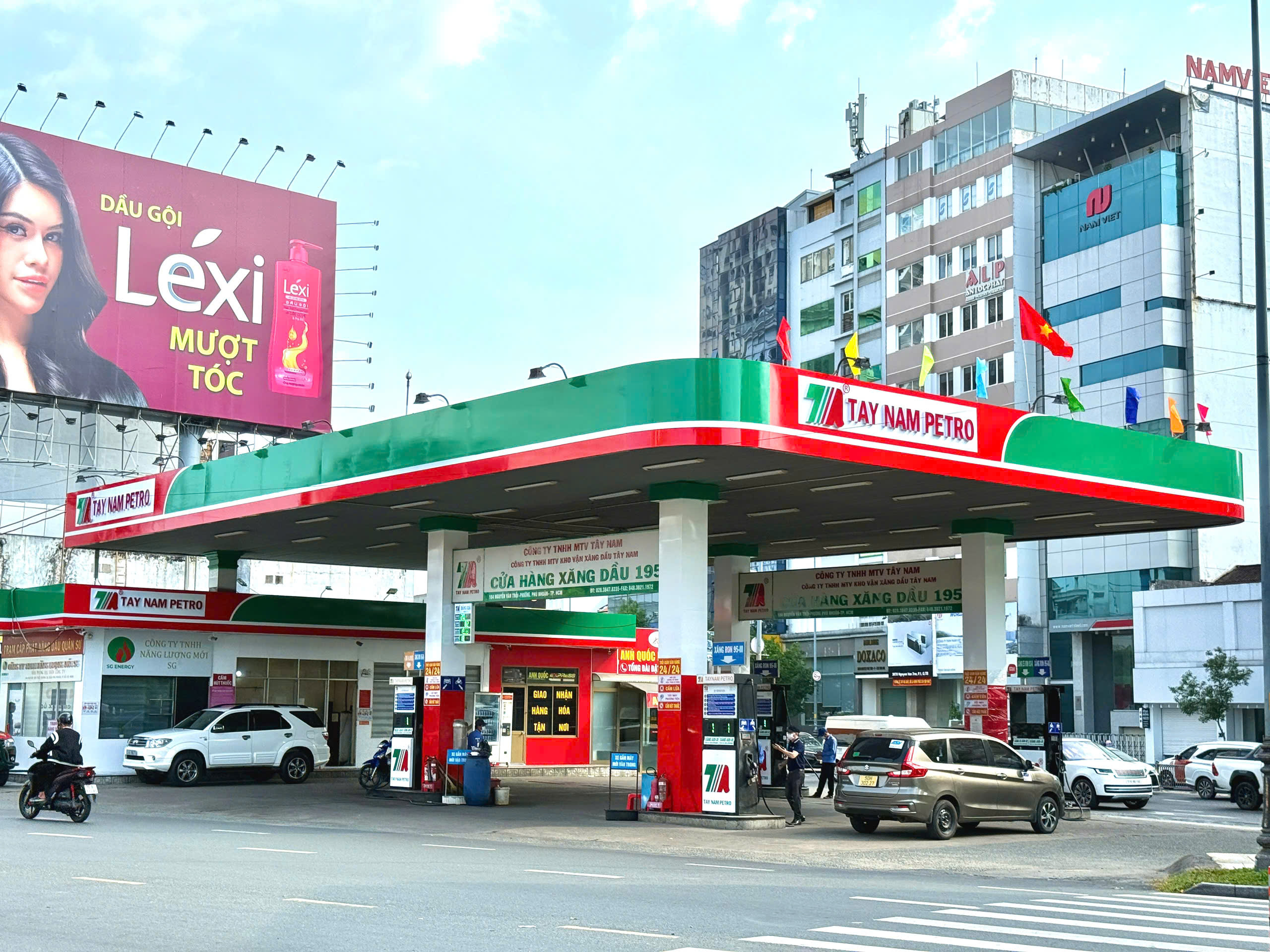 Thi Công Sơn Nhận Diện Toàn Diện tại Trạm Xăng Dầu Tây Nam 195