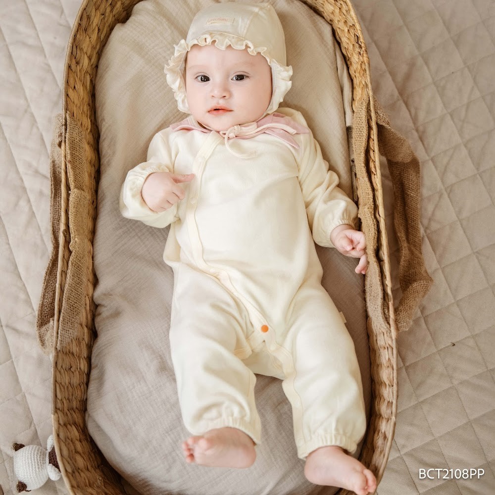 (NB-3M) Body dài tay cài chéo cổ Peter Pan Thu êm cho bé gái Bubaby Cotton BCT2108PP | BU Baby chính hãng