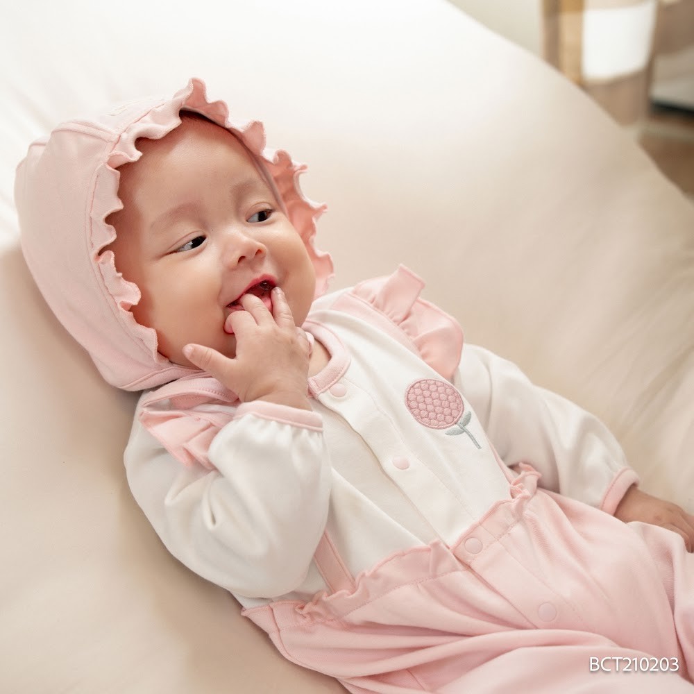 ( 1M-12M) Body dài tay cài giữa bèo ngực bé gái Iconic 1 BU Baby Cotton BCT215900| Quần áo Bubaby chính hãng