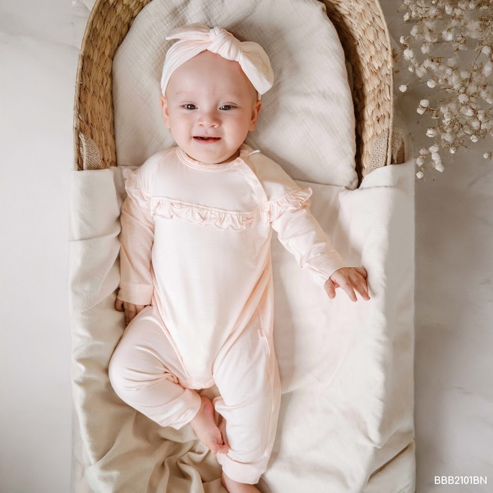 (1M-9M) Body dài tay cài vai Bèo ngực Bé gái Bubaby Bambus BBB2101BN | Body BU chính hãng