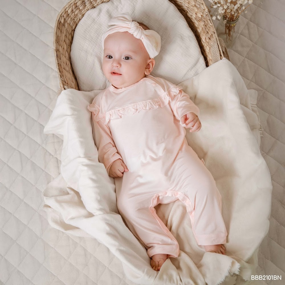 (1M-9M) Body dài tay cài vai Bèo ngực Bé gái Bubaby Bambus BBB2101BN | Body BU chính hãng