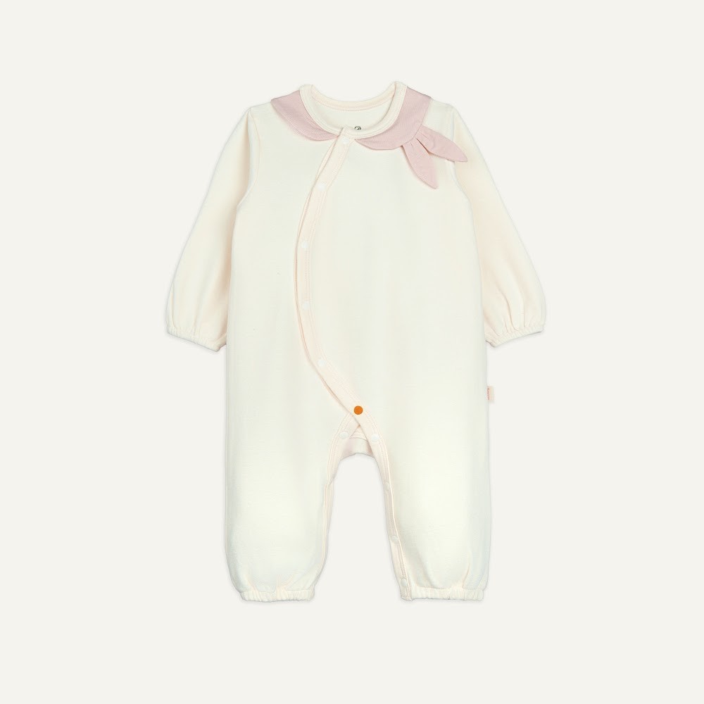 (NB-3M) Body dài tay cài chéo cổ Peter Pan Thu êm cho bé gái Bubaby Cotton BCT2108PP | BU Baby chính hãng