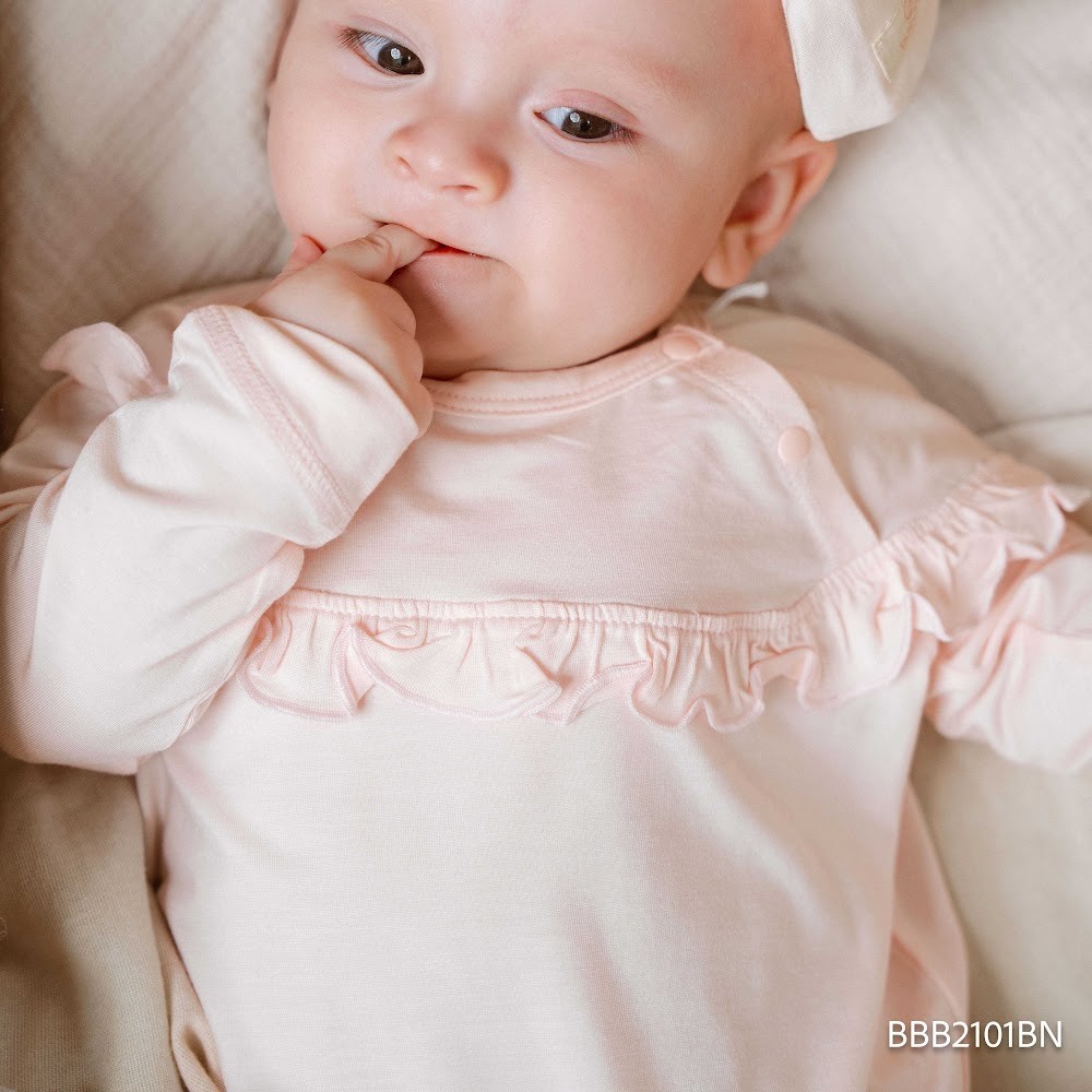(1M-9M) Body dài tay cài vai Bèo ngực Bé gái Bubaby Bambus BBB2101BN | Body BU chính hãng