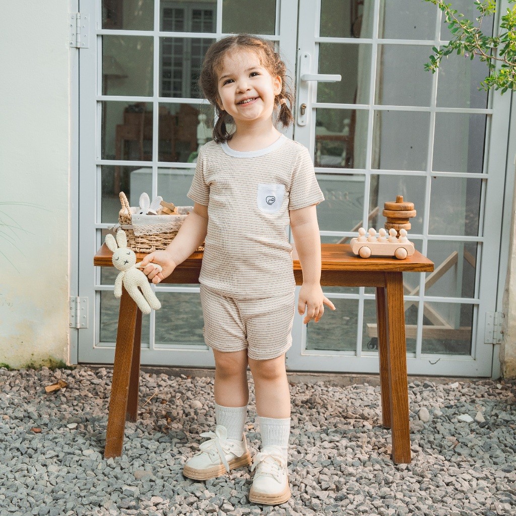 (1Y-5Y) Bộ quần áo ngắn tay Cổ tròn túi ngực BSR1304ST Siro Stripy Bubaby bé trai – Bu baby bé gái – Quần áo Bubaby