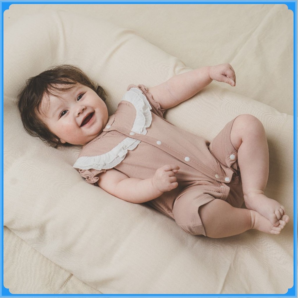 (1-9M-Nâu sữa) Bộ đồ liền thân ngắn tay cài giữa Bèo ngực cho bé gái - BU Signature BBC2302BN - Bubaby sơ sinh