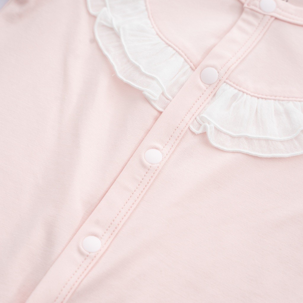 (1-9M-Nâu sữa) Bộ đồ liền thân ngắn tay cài giữa Bèo ngực cho bé gái - BU Signature BBC2302BN - Bubaby sơ sinh