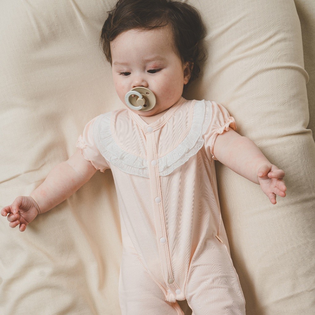 (1-9M-Nâu sữa) Bộ đồ liền thân ngắn tay cài giữa Bèo ngực cho bé gái - BU Signature BBC2302BN - Bubaby sơ sinh