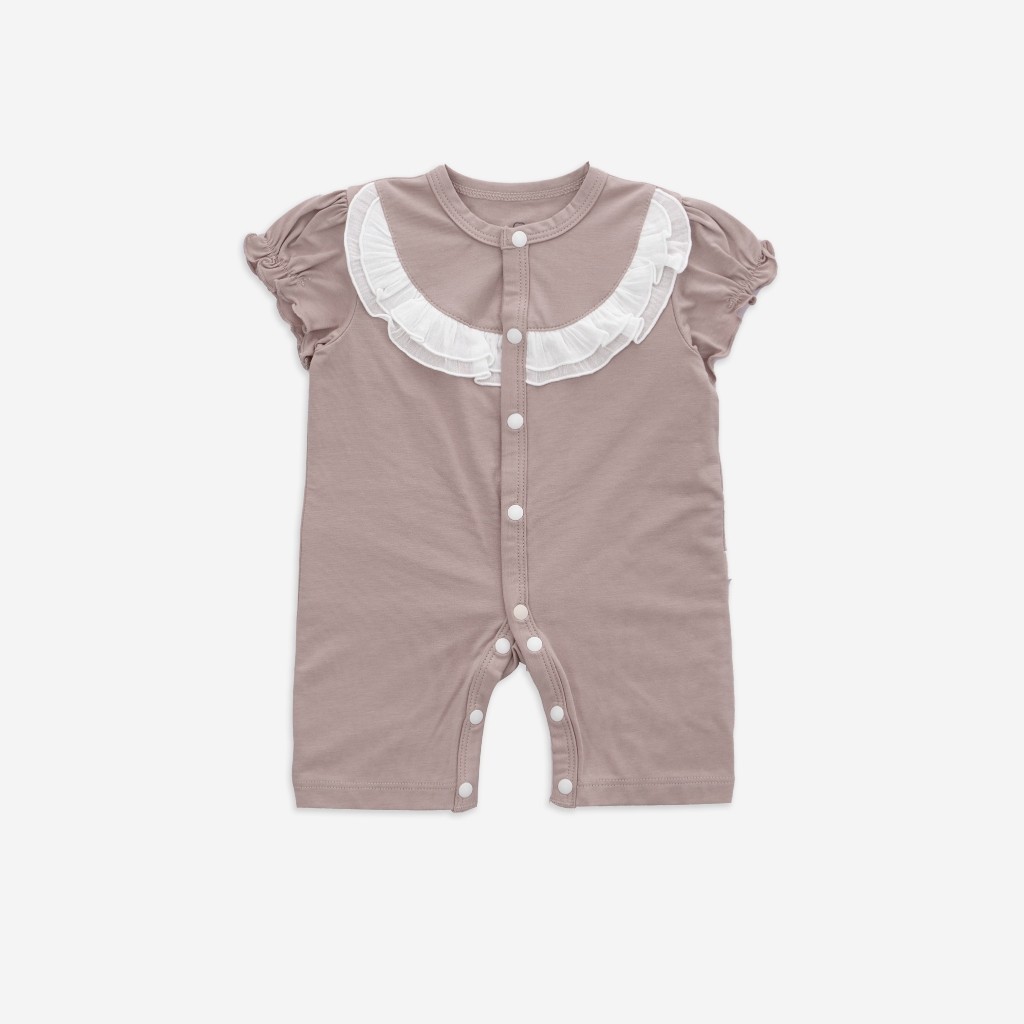 (1-9M-Nâu sữa) Bộ đồ liền thân ngắn tay cài giữa Bèo ngực cho bé gái - BU Signature BBC2302BN - Bubaby sơ sinh