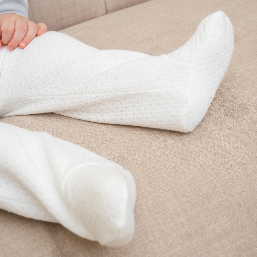 Bộ quần áo dài tay cài chéo liền tất chân chần bông - BU Quilted BBS110800 | Quần áo BuBaby chính hãng
