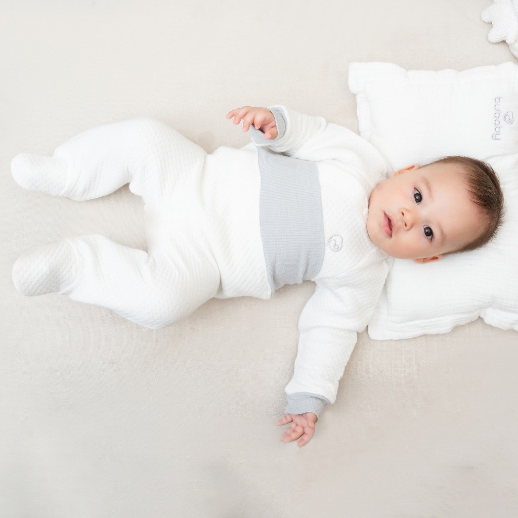 Bộ quần áo dài tay cài chéo liền tất chân chần bông - BU Quilted BBS110800 | Quần áo BuBaby chính hãng