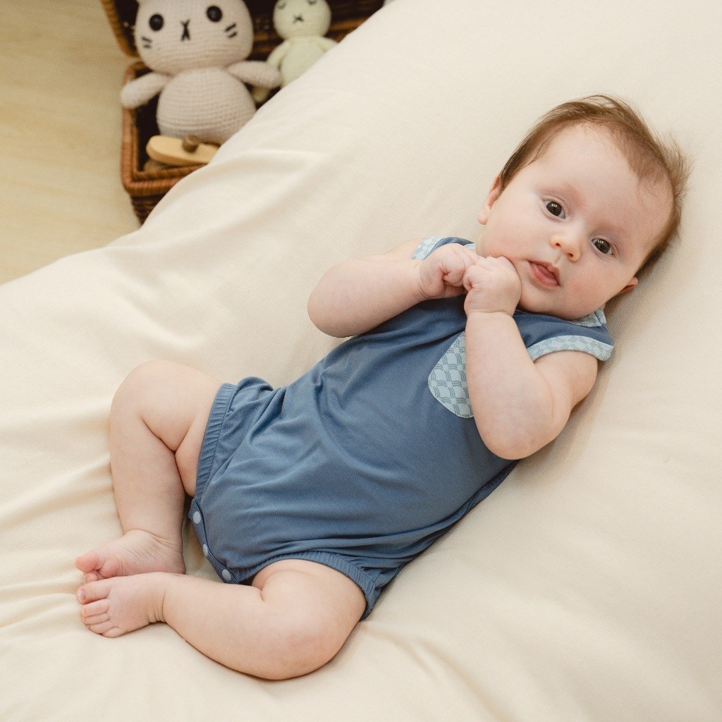 (1M-12M) Bộ đồ liền thân sát nách cổ tròn Túi ốp Bambus Iconic 2 - Bambus BBB2404A1 | Quần áo chính hãng BuBaby