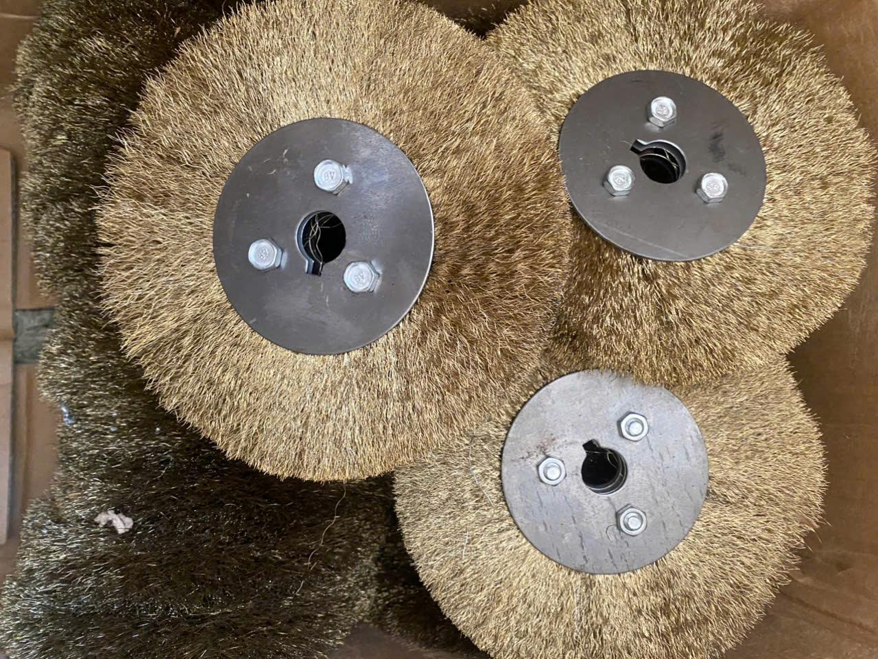 Chổi quật sắt có ốc- có đinh