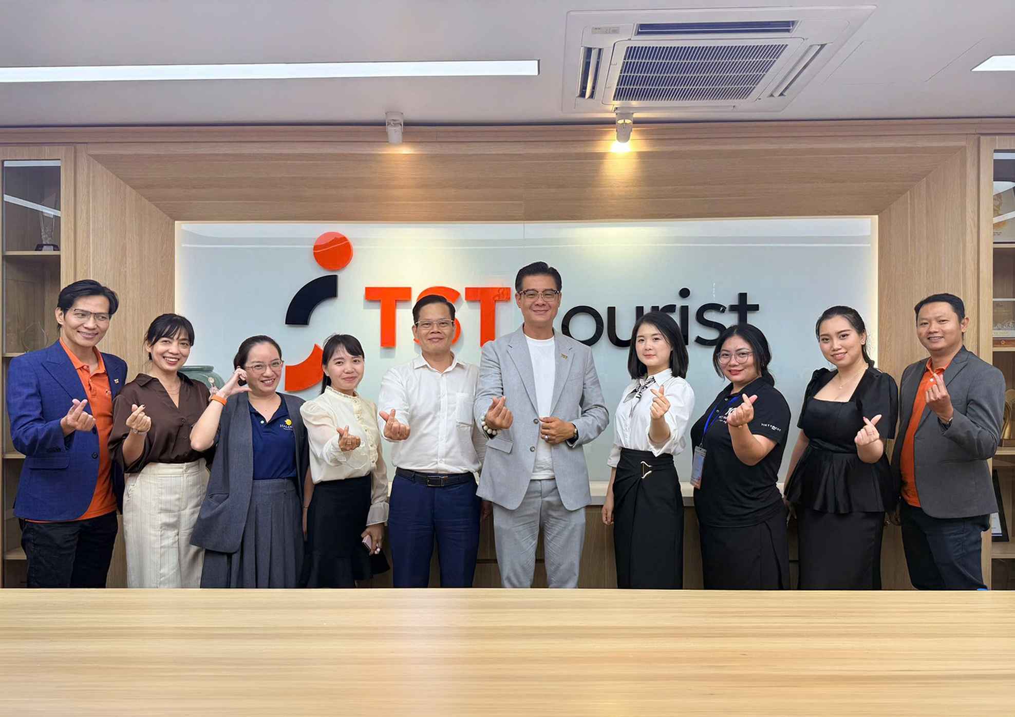 TST Tourist chào mừng Lãnh đạo Ban Xúc tiến Đầu tư, Thương mại và Du lịch tỉnh Quảng Ninh cùng Quý doanh nghiệp tỉnh