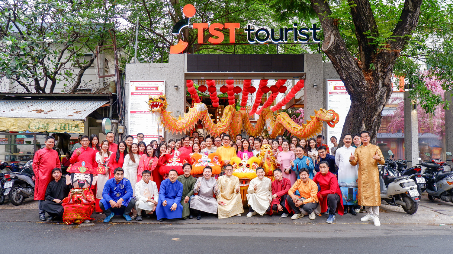 Đón vía thần tài cùng TST Tourist