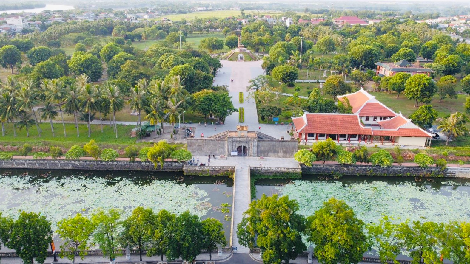 DÁNG HÌNH MIỀN DI SẢN: ĐÀ NẴNG - HỘI AN - HUẾ - QUẢNG BÌNH