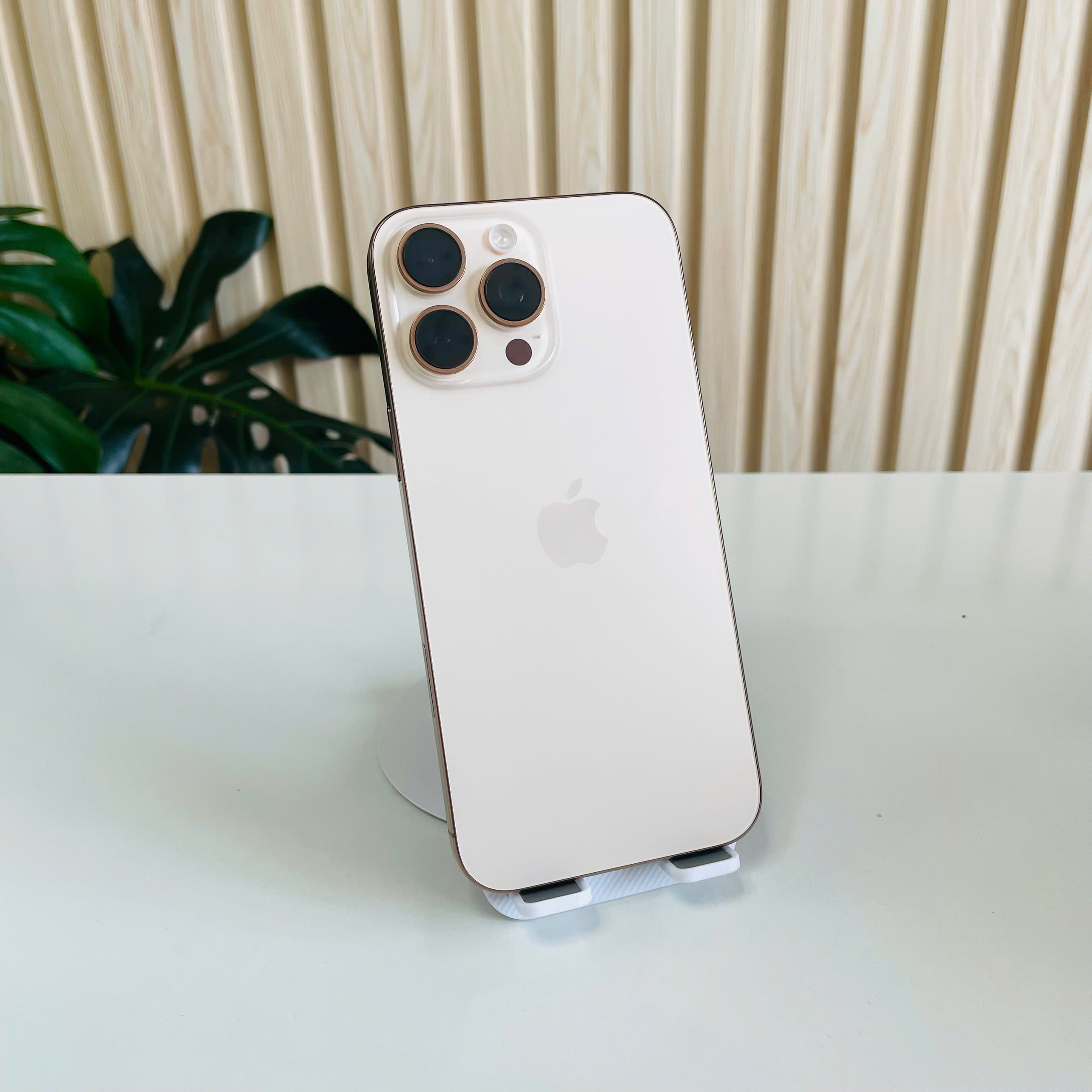 📱 iPhone 16 Pro Max Quốc Tế – 256GB | Pin 99% Màu Sa Mạc Đẹp 98+ Kèm Sạc 30W