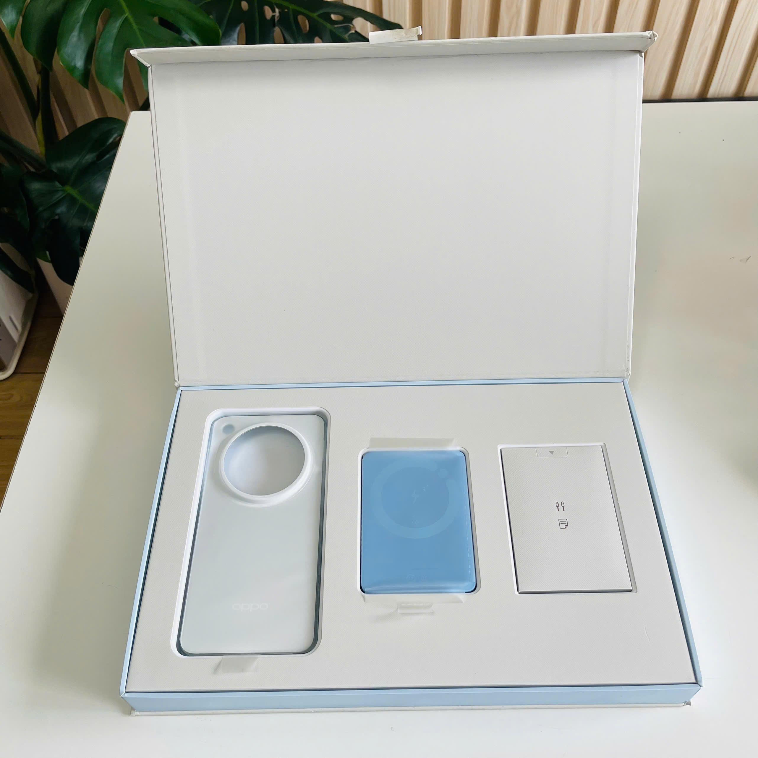 BỘ COMBO OPPO FIND X8 ULTRA – GIÁ CHỈ 800.000₫ 🔥 Bộ Bao Gồm: Ốp lưng + Sạc dự phòng + Dây sạc ( đều là hàng chính hãng )