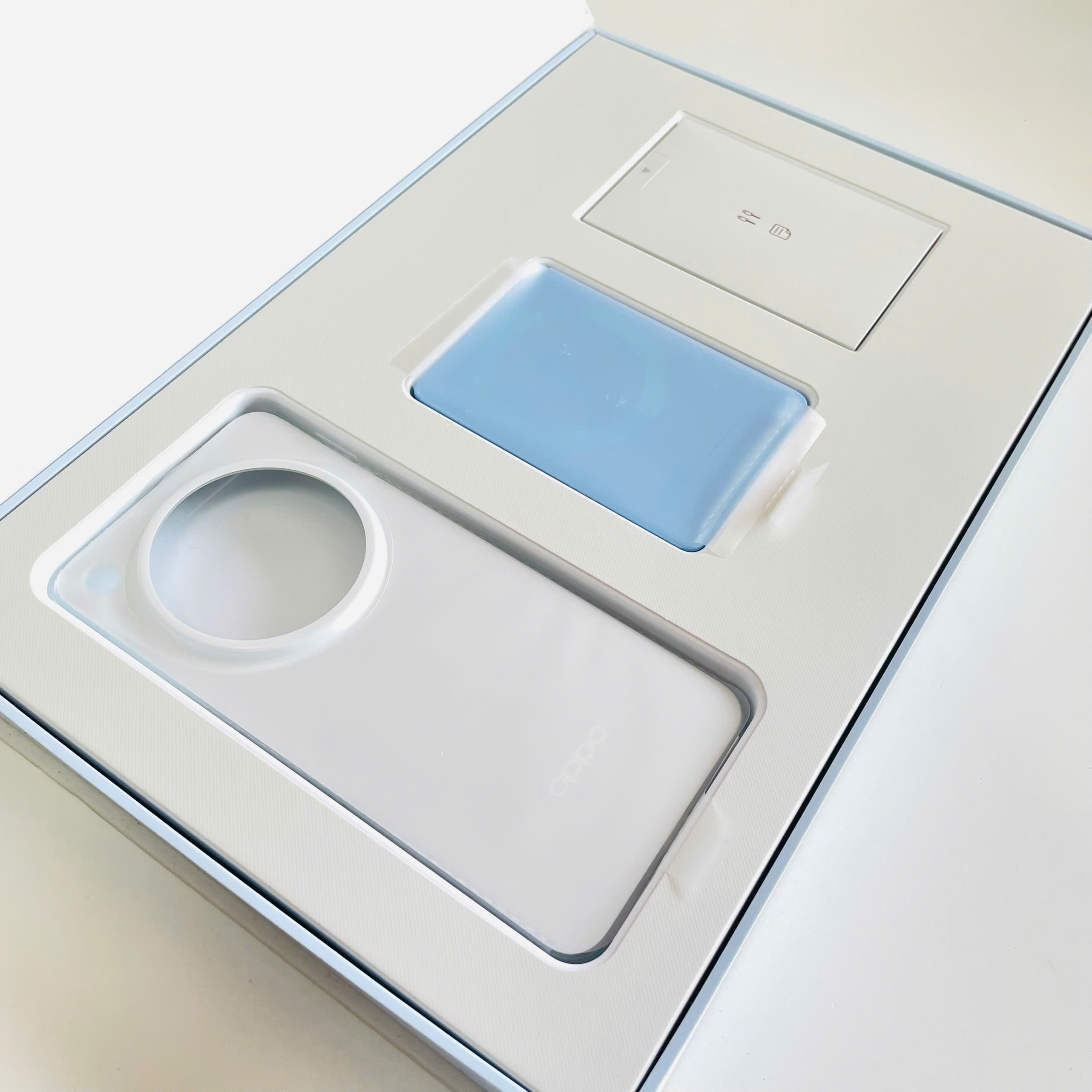 BỘ COMBO OPPO FIND X8 ULTRA – GIÁ CHỈ 800.000₫ 🔥 Bộ Bao Gồm: Ốp lưng + Sạc dự phòng + Dây sạc ( đều là hàng chính hãng )