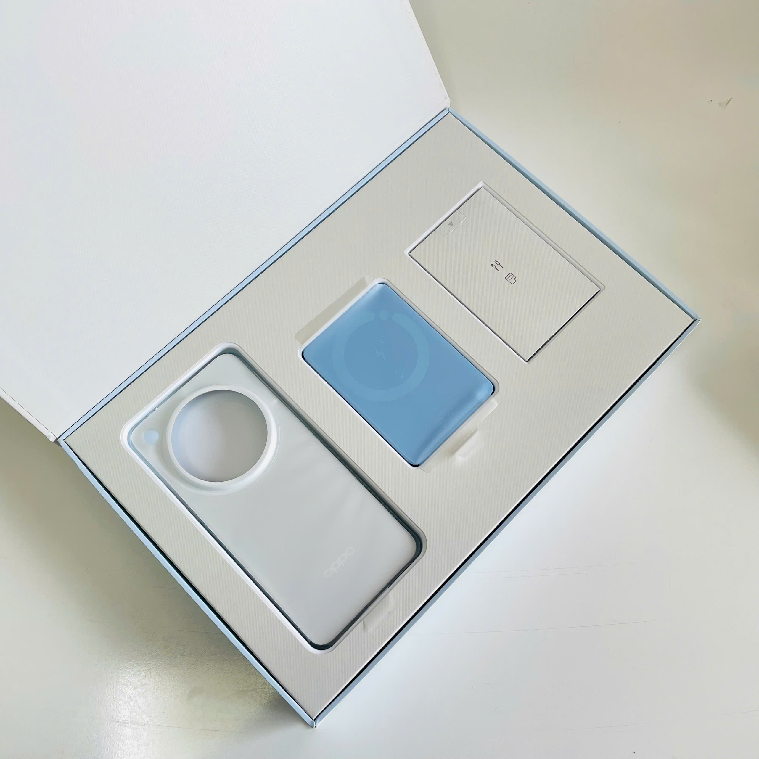 BỘ COMBO OPPO FIND X8 ULTRA – GIÁ CHỈ 800.000₫ 🔥 Bộ Bao Gồm: Ốp lưng + Sạc dự phòng + Dây sạc ( đều là hàng chính hãng )