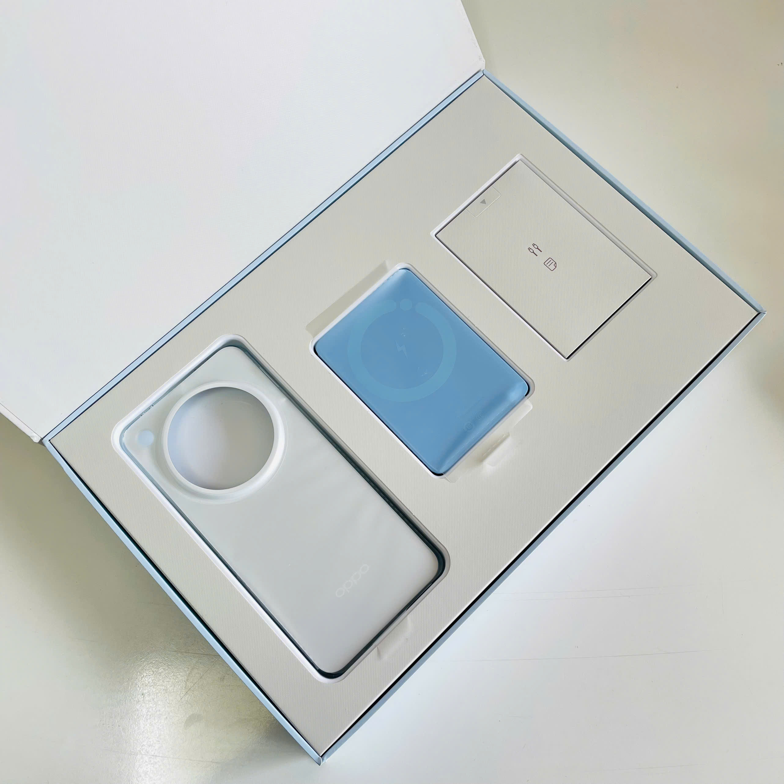 BỘ COMBO OPPO FIND X8 ULTRA – GIÁ CHỈ 800.000₫ 🔥 Bộ Bao Gồm: Ốp lưng + Sạc dự phòng + Dây sạc ( đều là hàng chính hãng )