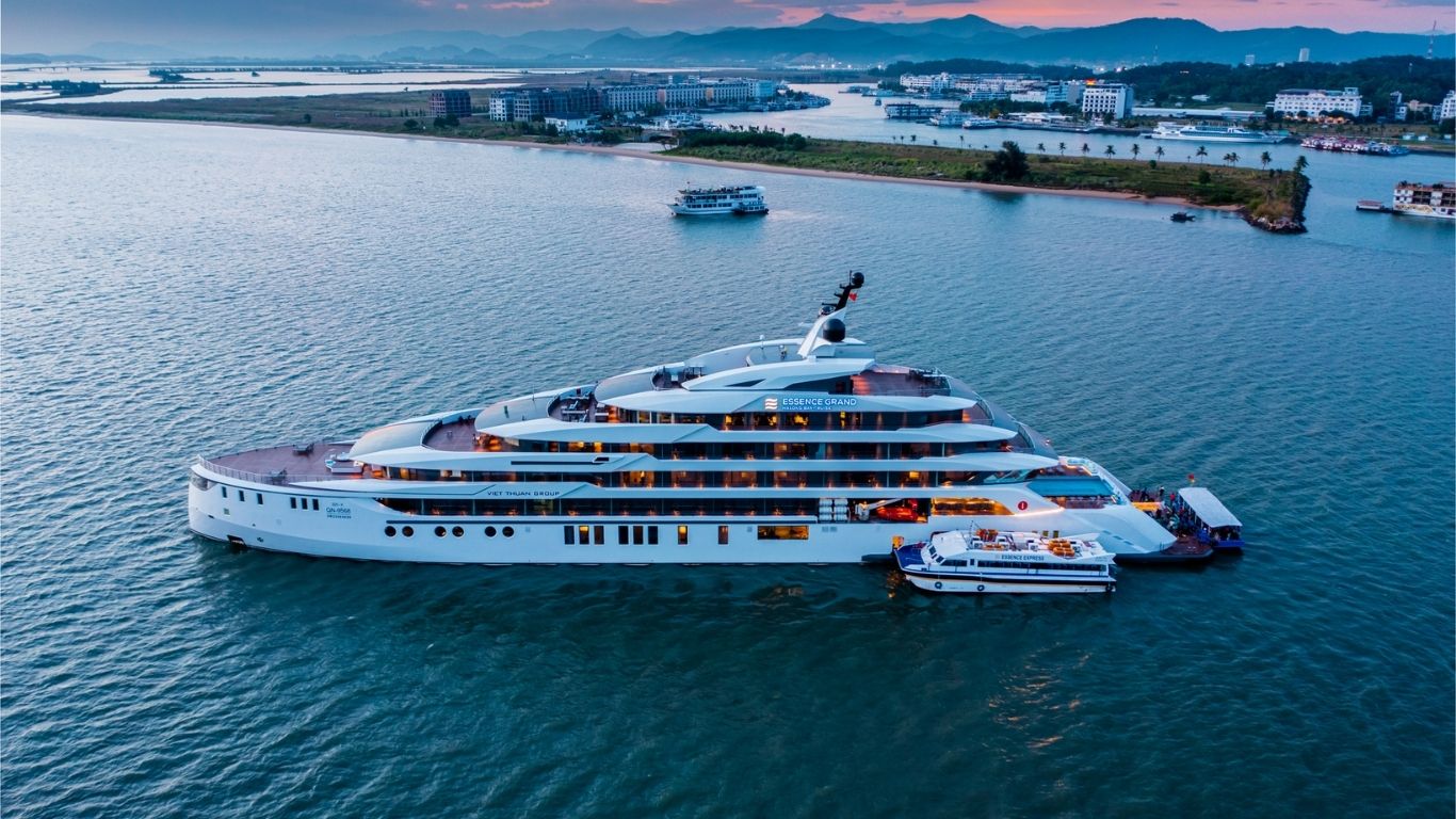Essence Grand: The Pinnacle of Luxury Halong Bay Superyacht Muslim Travel